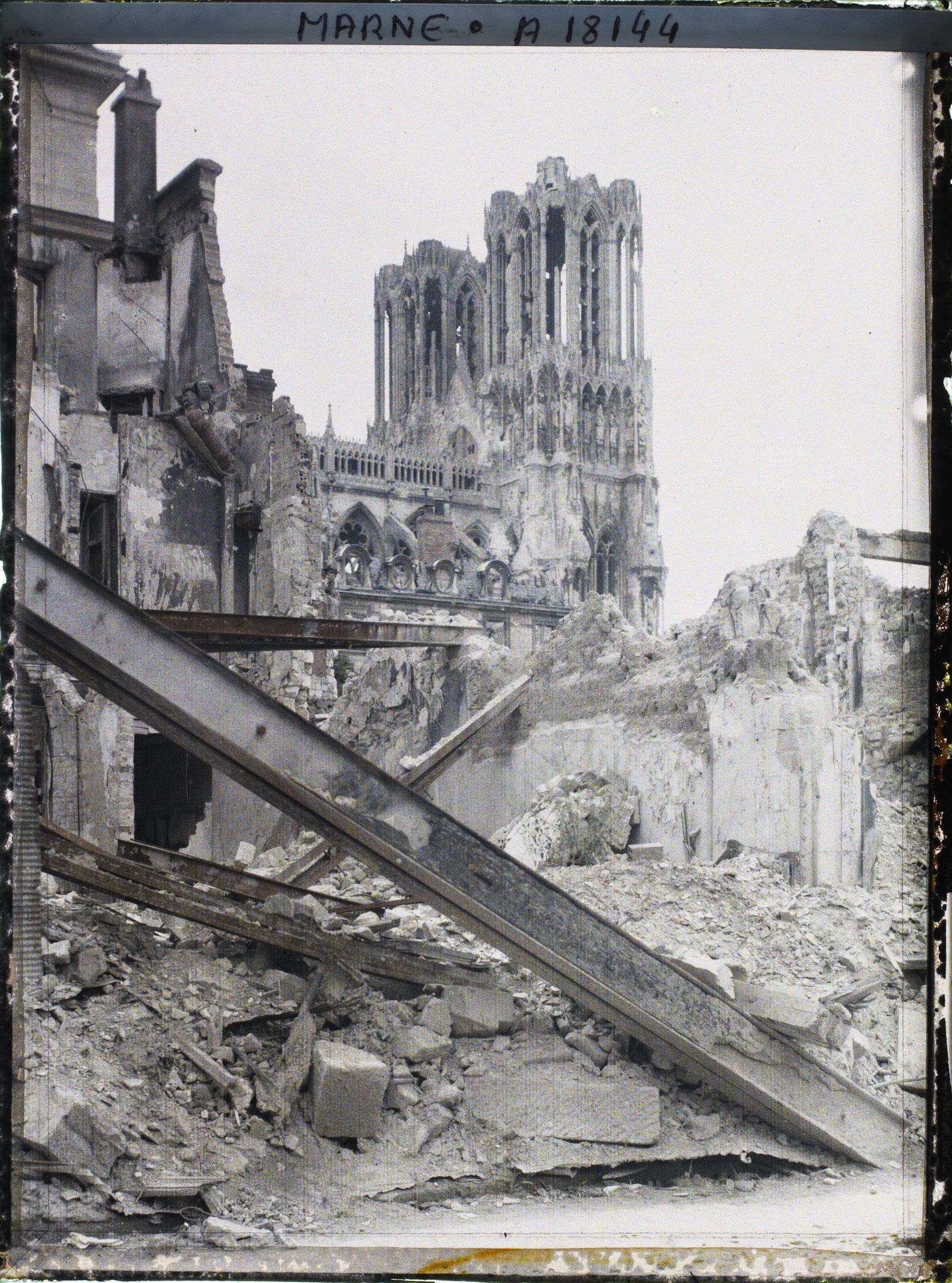 Image représentant France, Reims, La Cathédrale vue de la rue Carnot