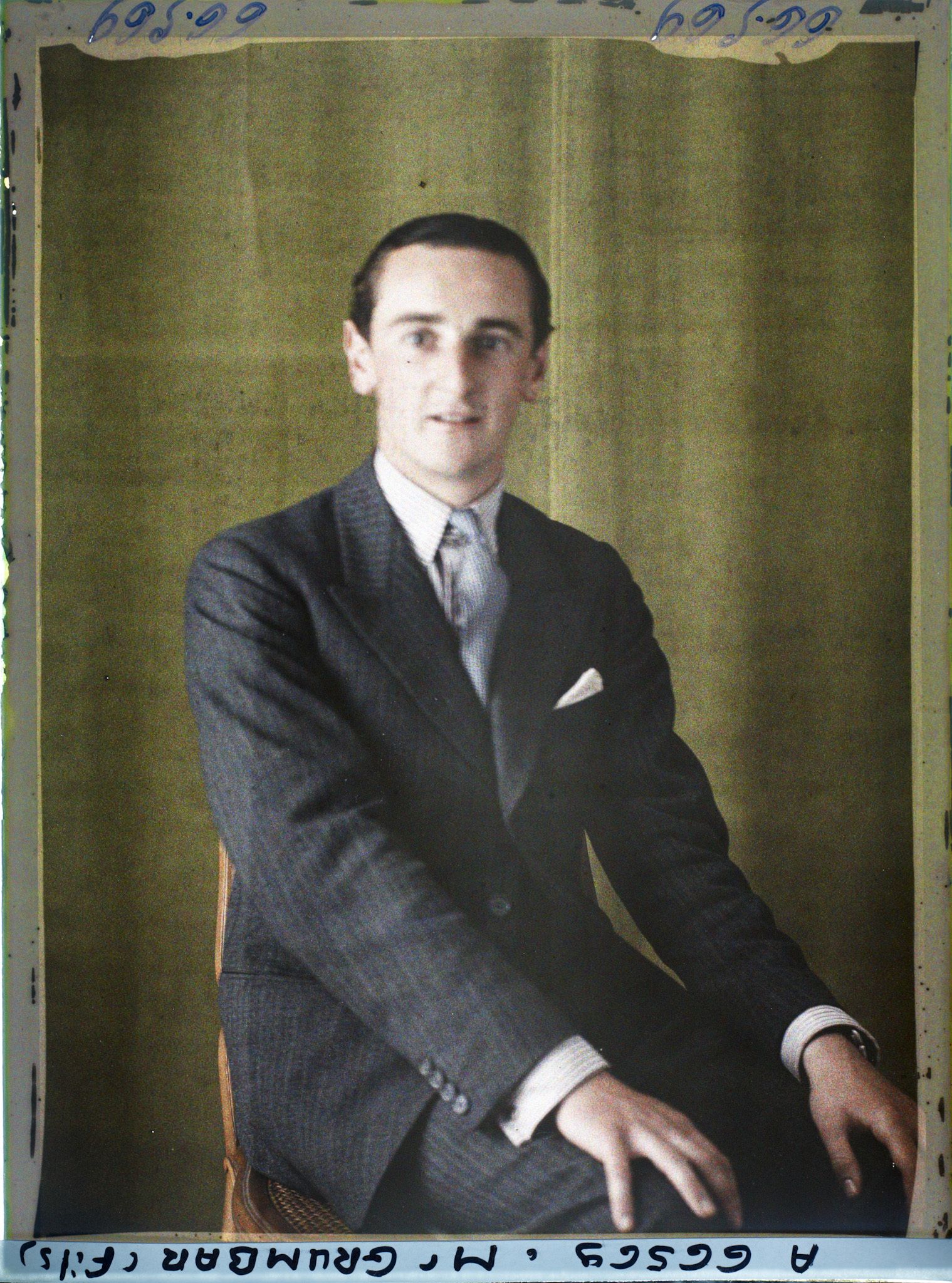 Image représentant https://musee-albert-kahn.s-museum.fr/home/NWQ2OTAwYzNmYjZlZTk1ZWQwODJmMjY4L2dlbmVyaWMtbm90aWNlLXRhYi9hdXRob3JpdHkvNjE3YTc5ZjVjZjhiODk2OGIzMzM3ZDIx/5d6900c3fb6ee95ed082f268/generic-notice-tab/authority/617a79ebcf8b8968b3336dea Monsieur Grumbar fils