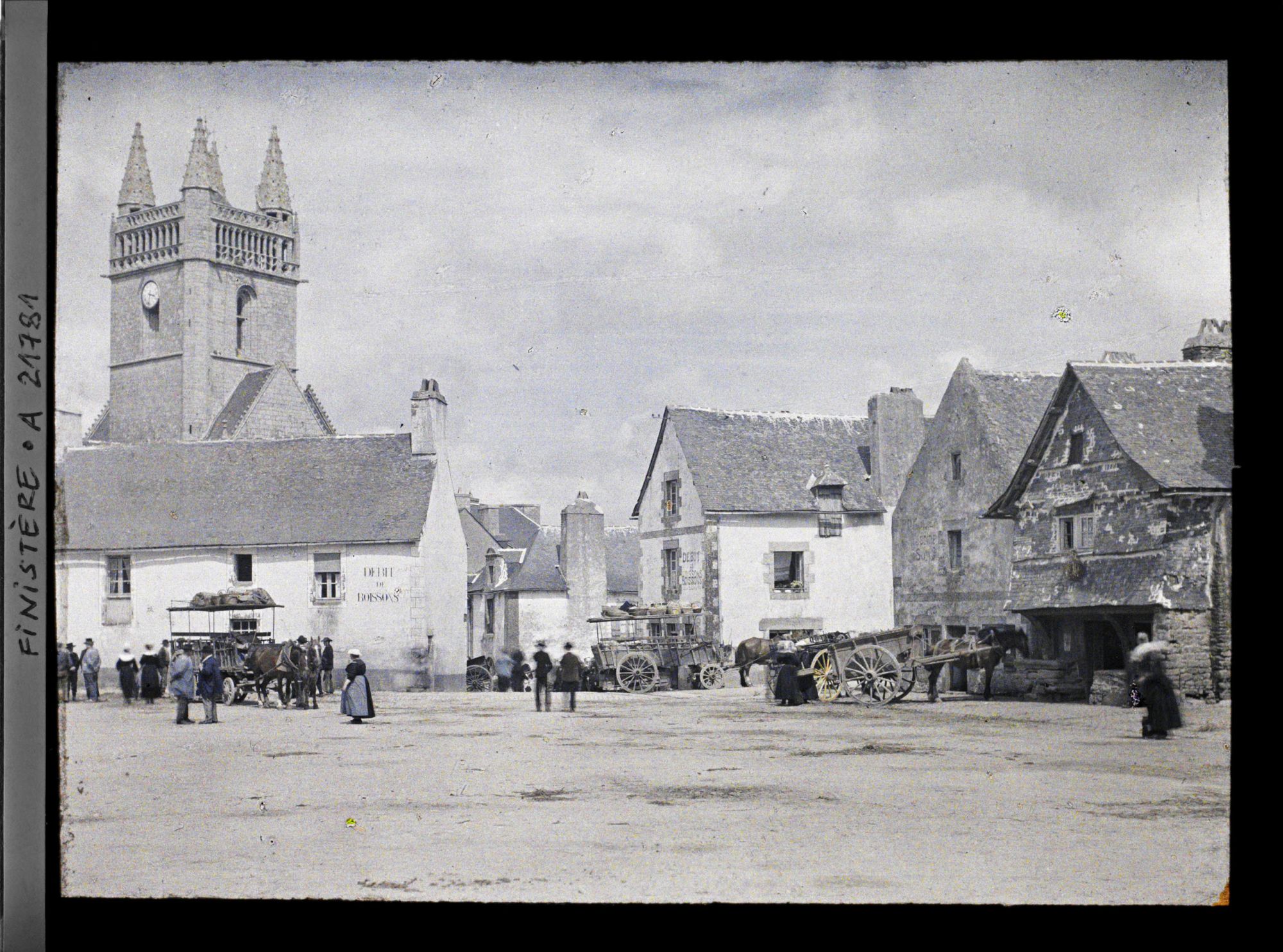 Image représentant La place Saint-Michel ; à gauche, la tour de l'église Notre-Dame-de-l'Assomption (appelée aussi Saint-Michel)