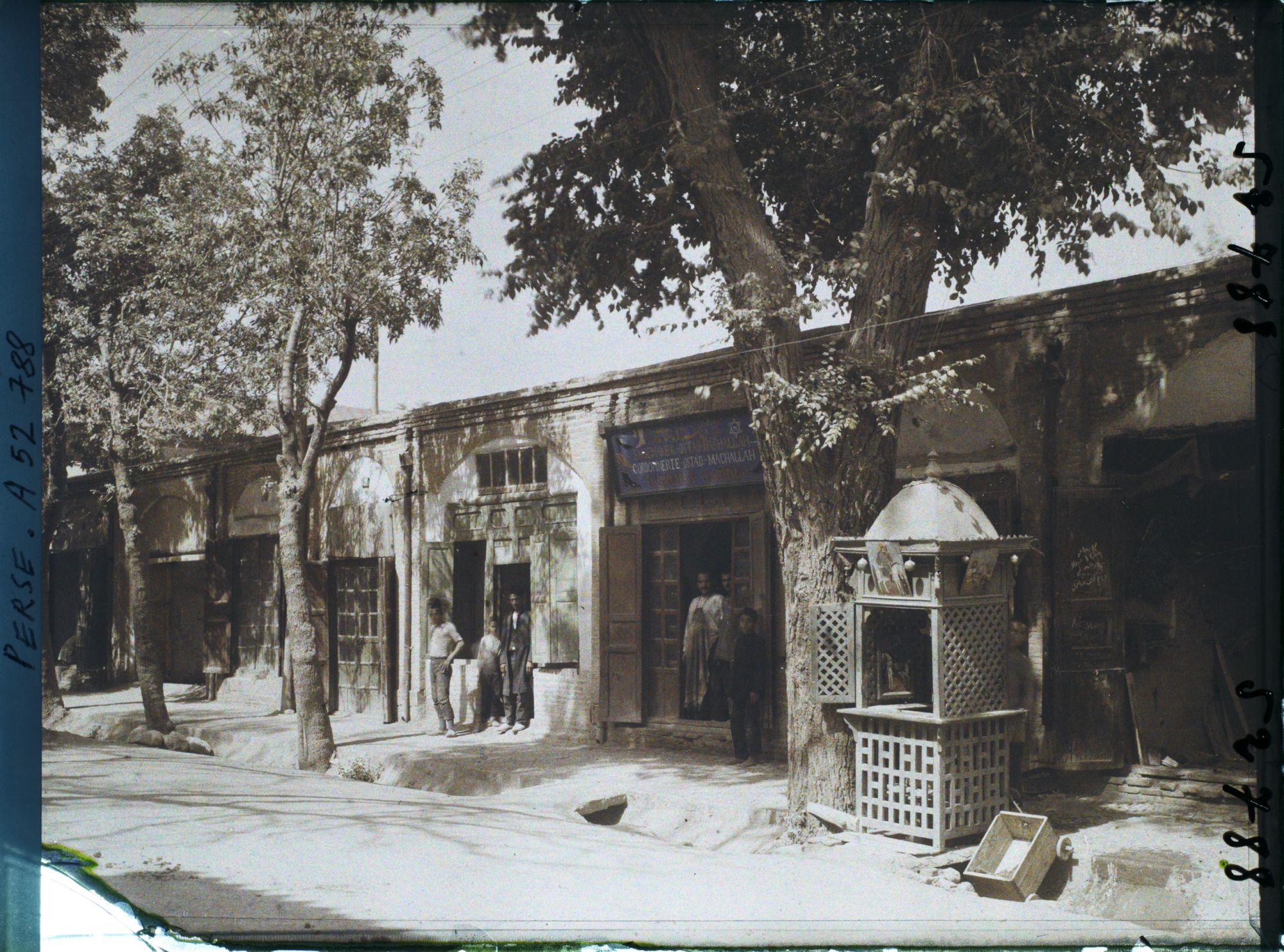 Image représentant Une fontaine sacrée devant une cordonnerie