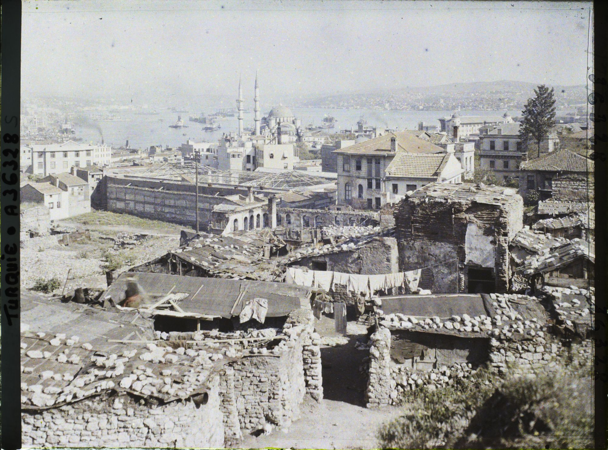 Image représentant Le quartier d'Eminönü avec la Yeni Camii ou Valide Sultan Camii ("mosquée neuve" ou "mosquée de la sultane Mère") et au fond, le Bosphore