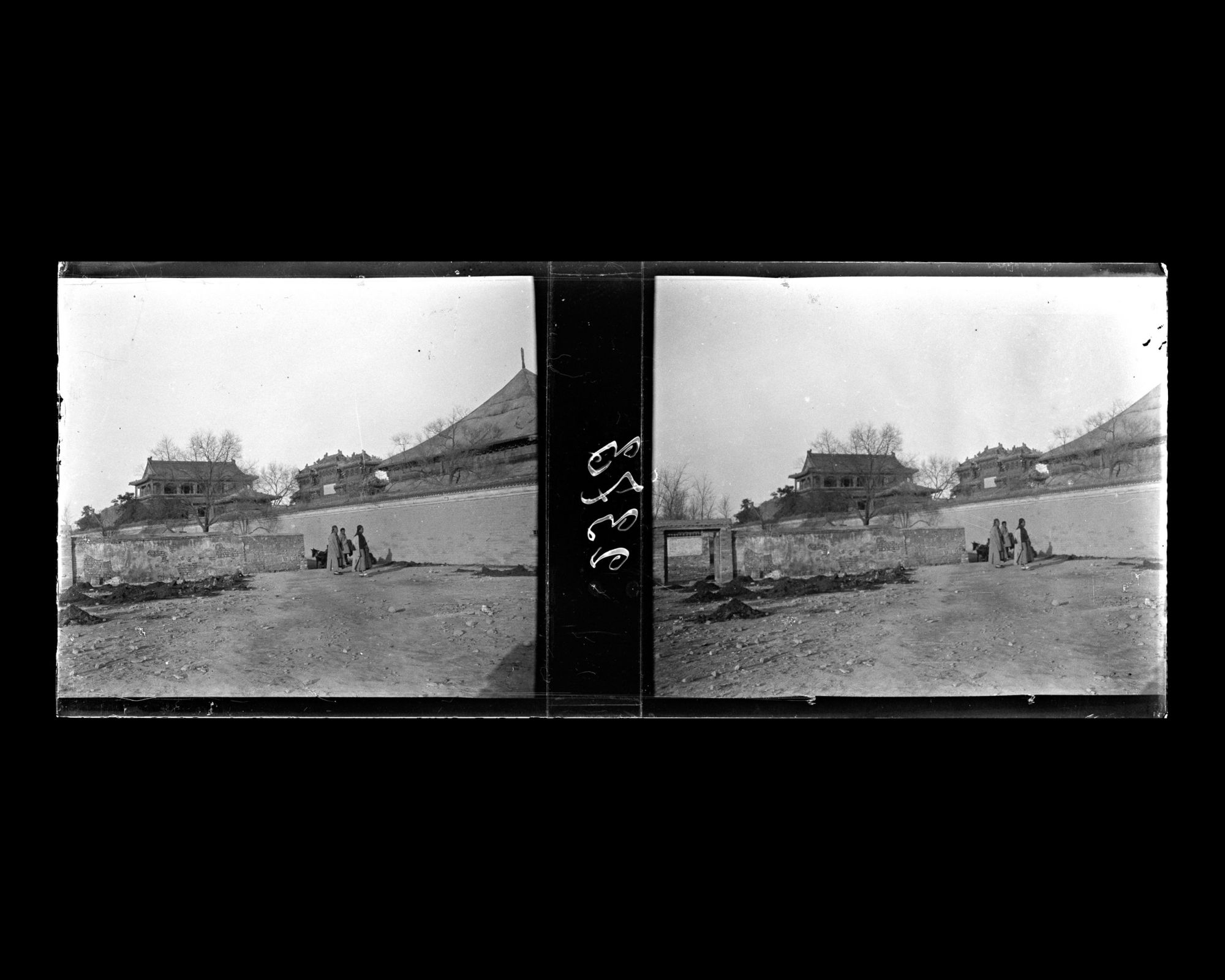 Image représentant L'enceinte d'une cour et le mur d'enceinte du parc impérial à l'ouest de Beihai ("lac du Nord")