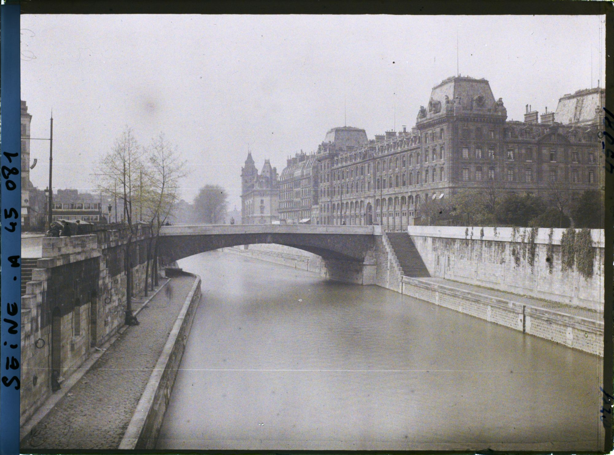 Image représentant La préfecture de police quai du Marché-Neuf et le Petit-Pont, depuis le pont au Double