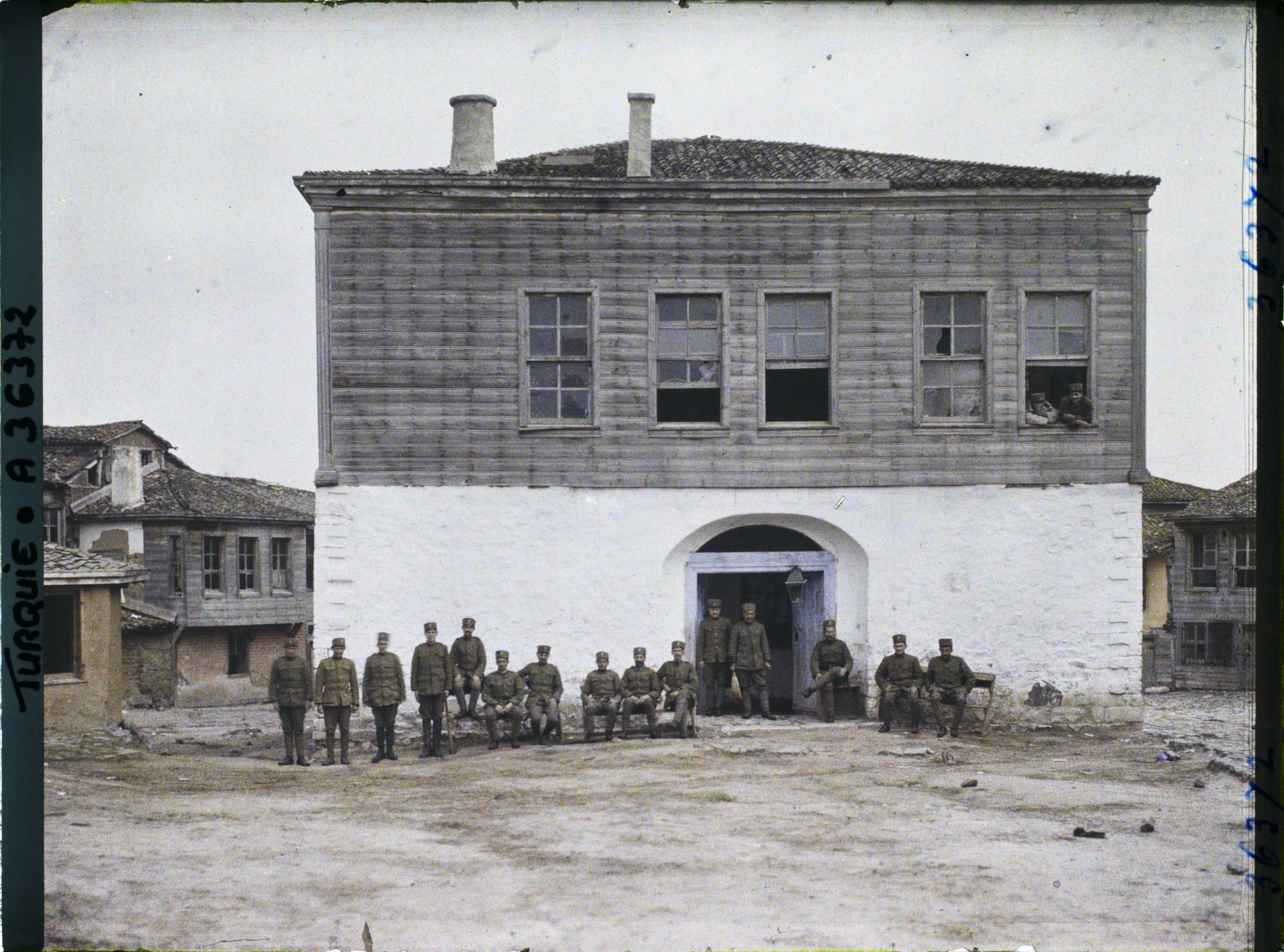 Image représentant Ecole grecque et gendarmes turcs avec la nouvelle tenue