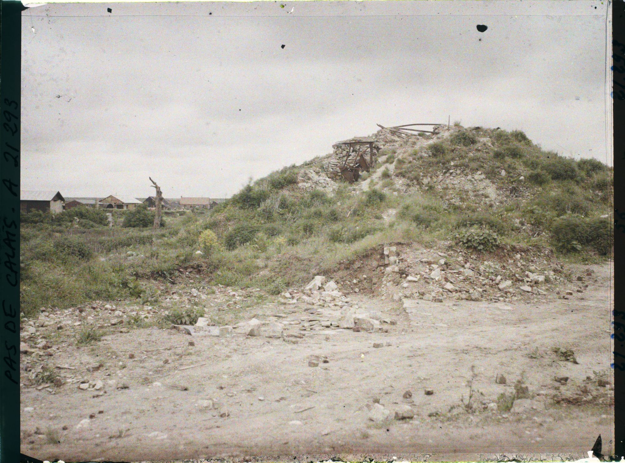 Image représentant France, Neuville-St-Vaast, Ce qui reste de l'Eglise dans le fond nouveau Village