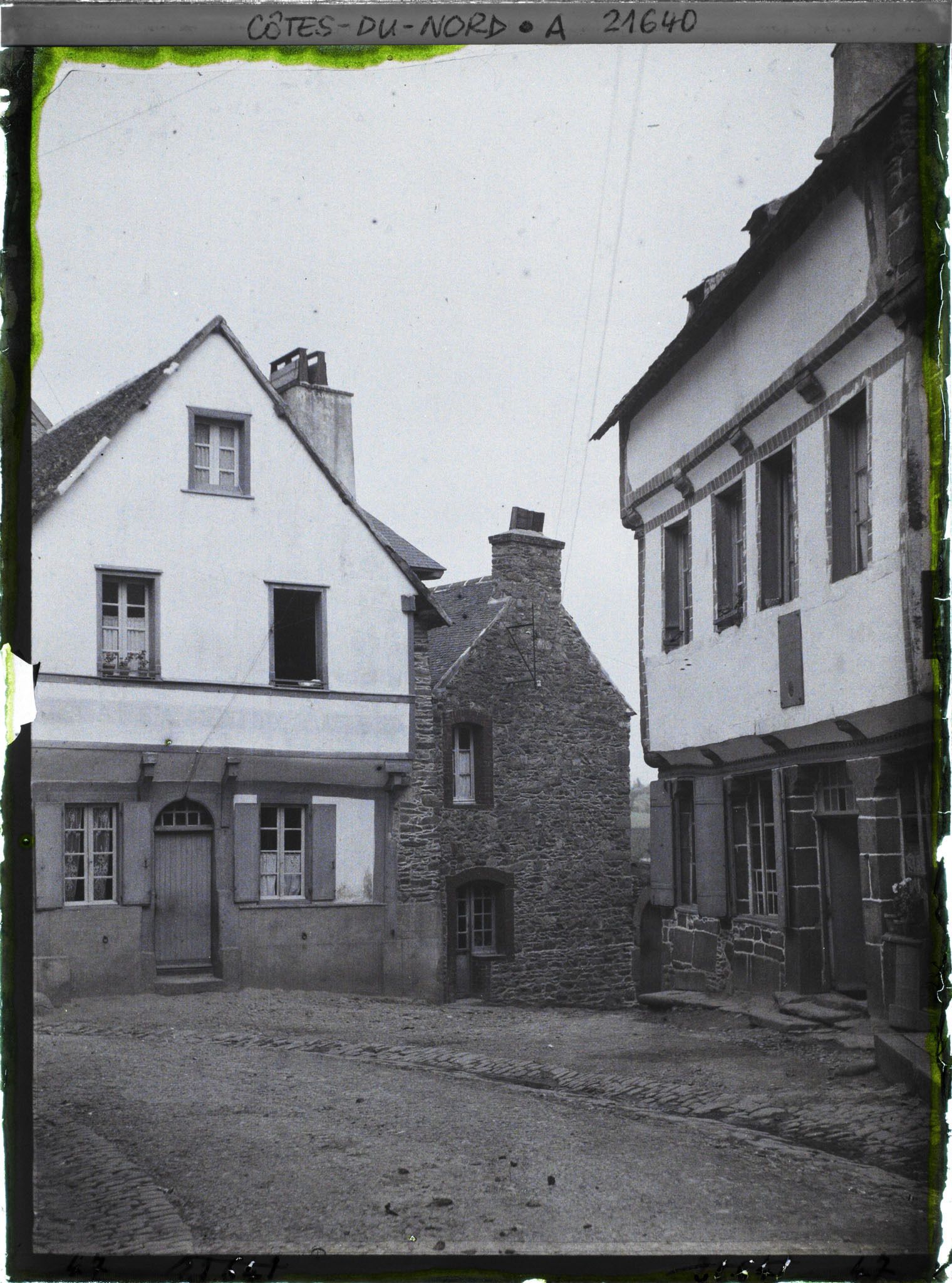 Image représentant La rue Ernest Renan, avec à droite la maison natale d'Ernest Renan