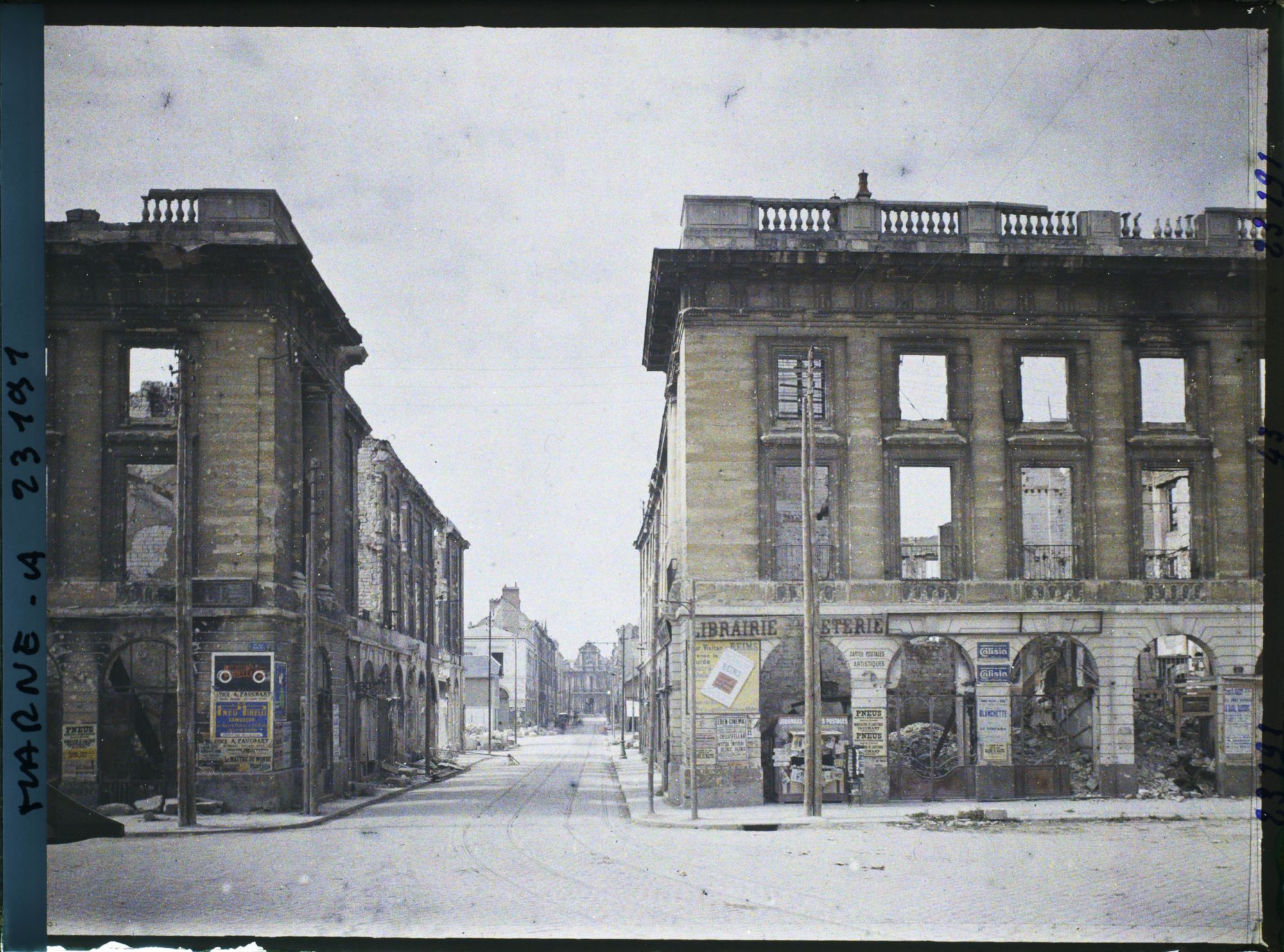 Image représentant France, Reims, L'Hôtel de Ville et la rue prises depuis la Place Royale