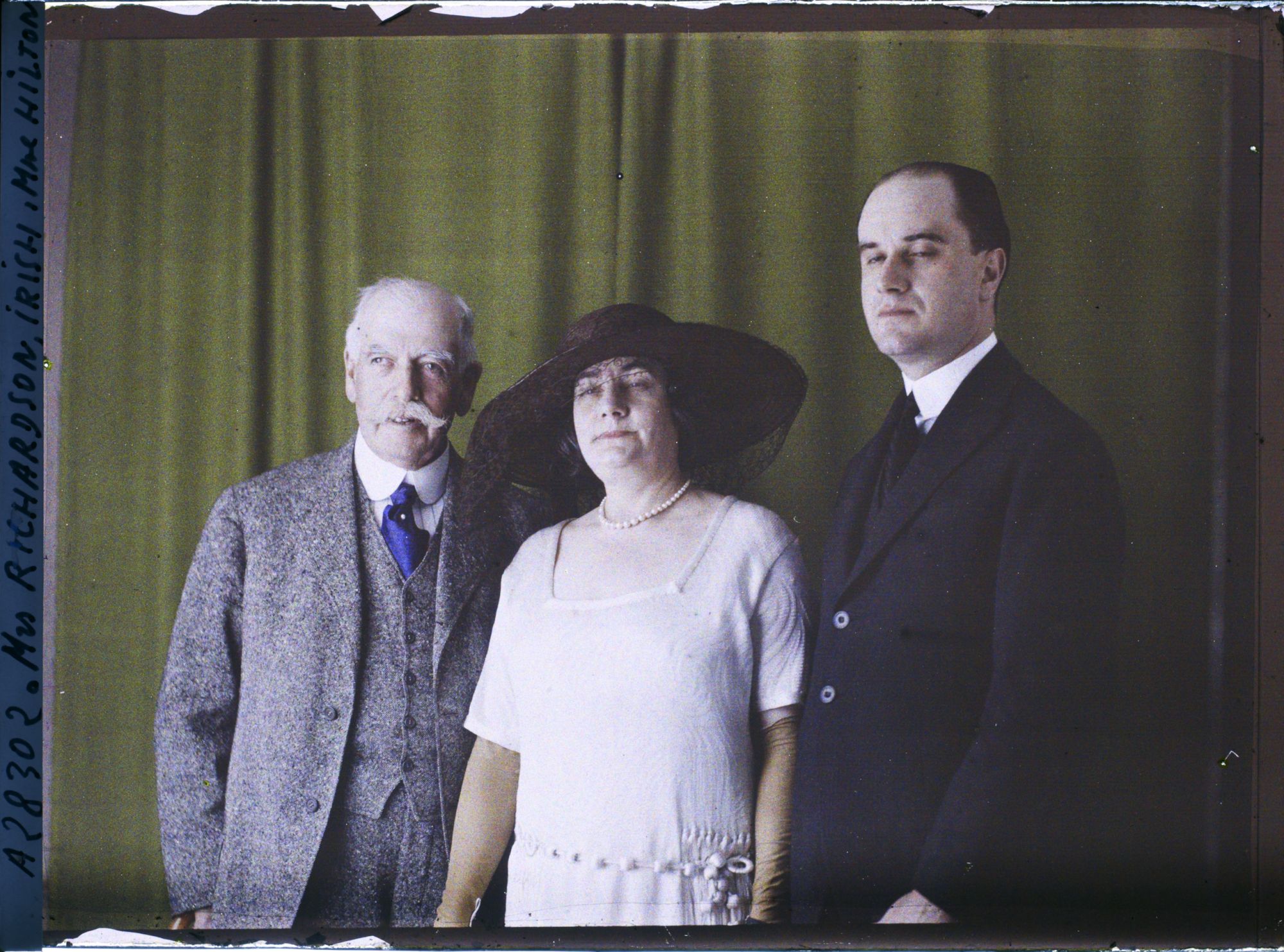 Image représentant Messieurs  https://musee-albert-kahn.s-museum.fr/home/NWQ2OTAwYzNmYjZlZTk1ZWQwODJmMjY4L2dlbmVyaWMtbm90aWNlLXRhYi9hdXRob3JpdHkvNjE3YTc5ZjVjZjhiODk2OGIzMzM3ZDIx/5d6900c3fb6ee95ed082f268/generic-notice-tab/authority/617a79ebcf8b8968b333766a Richardson et  https://musee-albert-kahn.s-museum.fr/home/NWQ2OTAwYzNmYjZlZTk1ZWQwODJmMjY4L2dlbmVyaWMtbm90aWNlLXRhYi9hdXRob3JpdHkvNjE3YTc5ZjVjZjhiODk2OGIzMzM3ZDIx/5d6900c3fb6ee95ed082f268/generic-notice-tab/authority/617a79ebcf8b8968b3336f9e Irish en compagnie de madame  https://musee-albert-kahn.s-museum.fr/home/NWQ2OTAwYzNmYjZlZTk1ZWQwODJmMjY4L2dlbmVyaWMtbm90aWNlLXRhYi9hdXRob3JpdHkvNjE3YTc5ZjVjZjhiODk2OGIzMzM3ZDIx/5d6900c3fb6ee95ed082f268/generic-notice-tab/authority/617a79ebcf8b8968b3336f02 Hilton