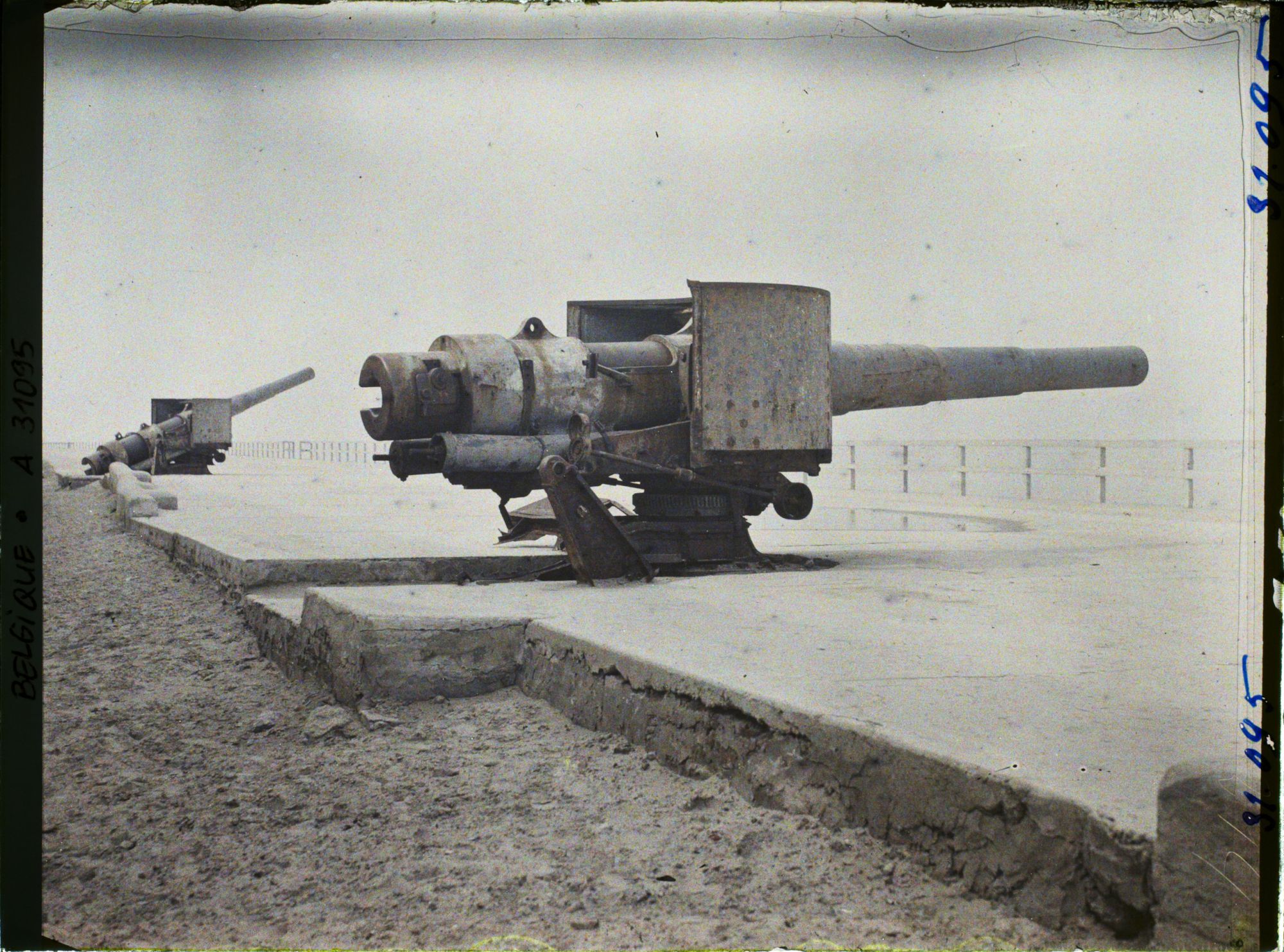 Image représentant Belgique, Ostende, Les deux pièces de gauche de la batterie