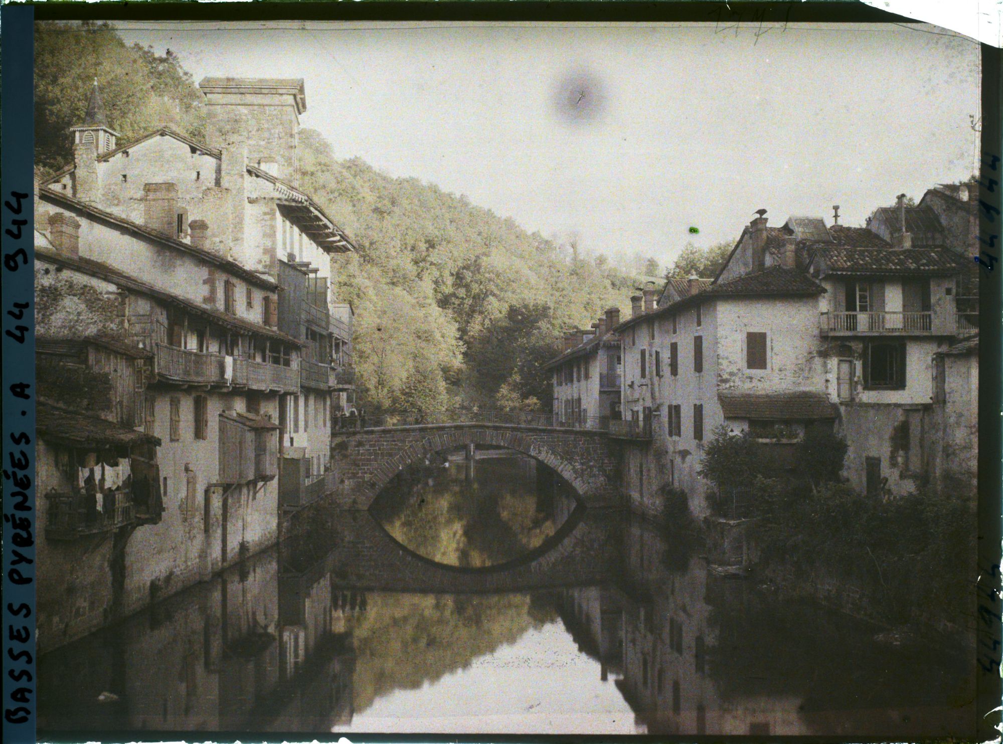 Image représentant France, St Jean Pied de Port, La Vieille Eglise et le Pont (fin de Journée )