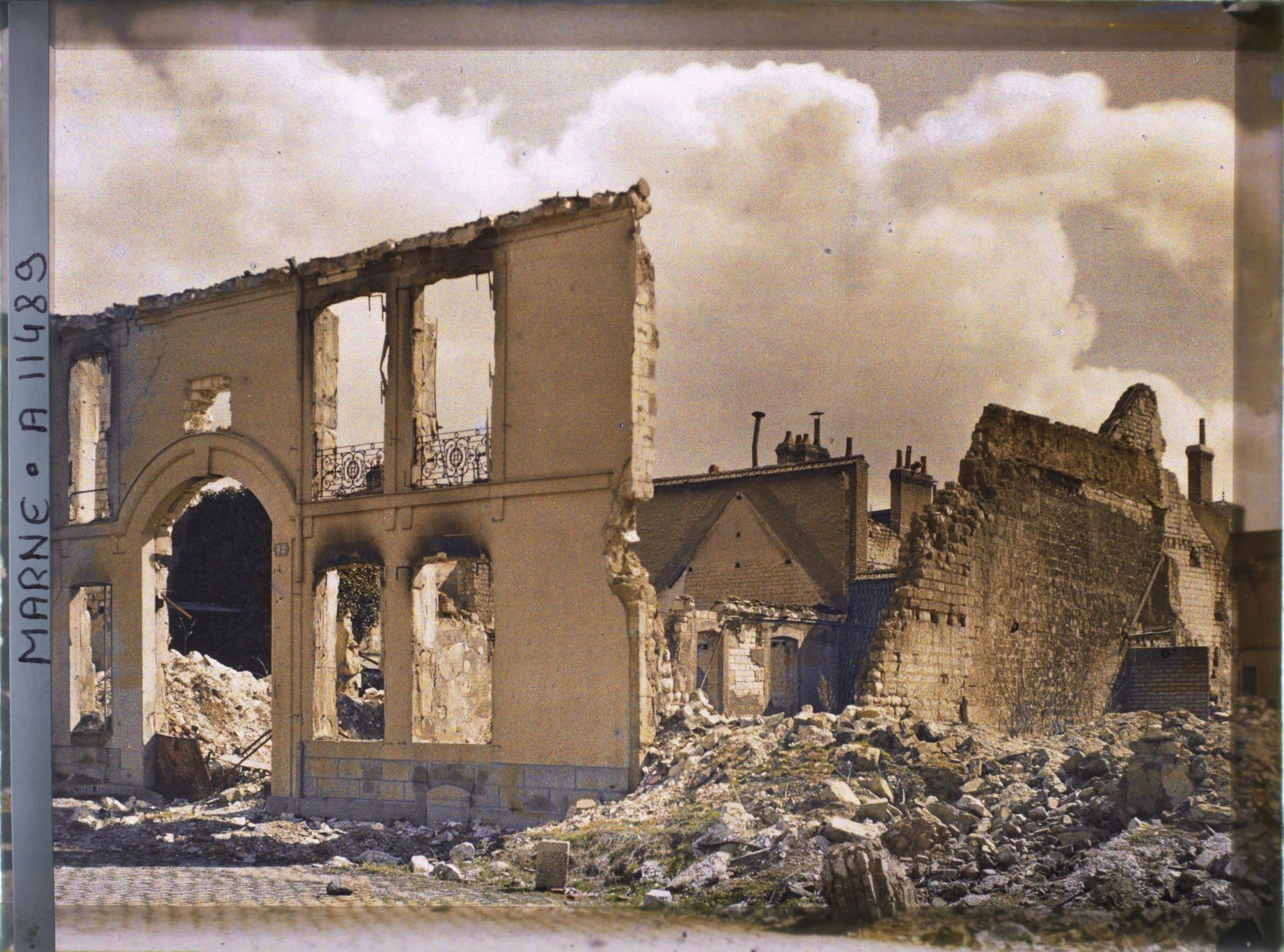 Image représentant Ruines en contre-jour, rue Eugène Desteuque