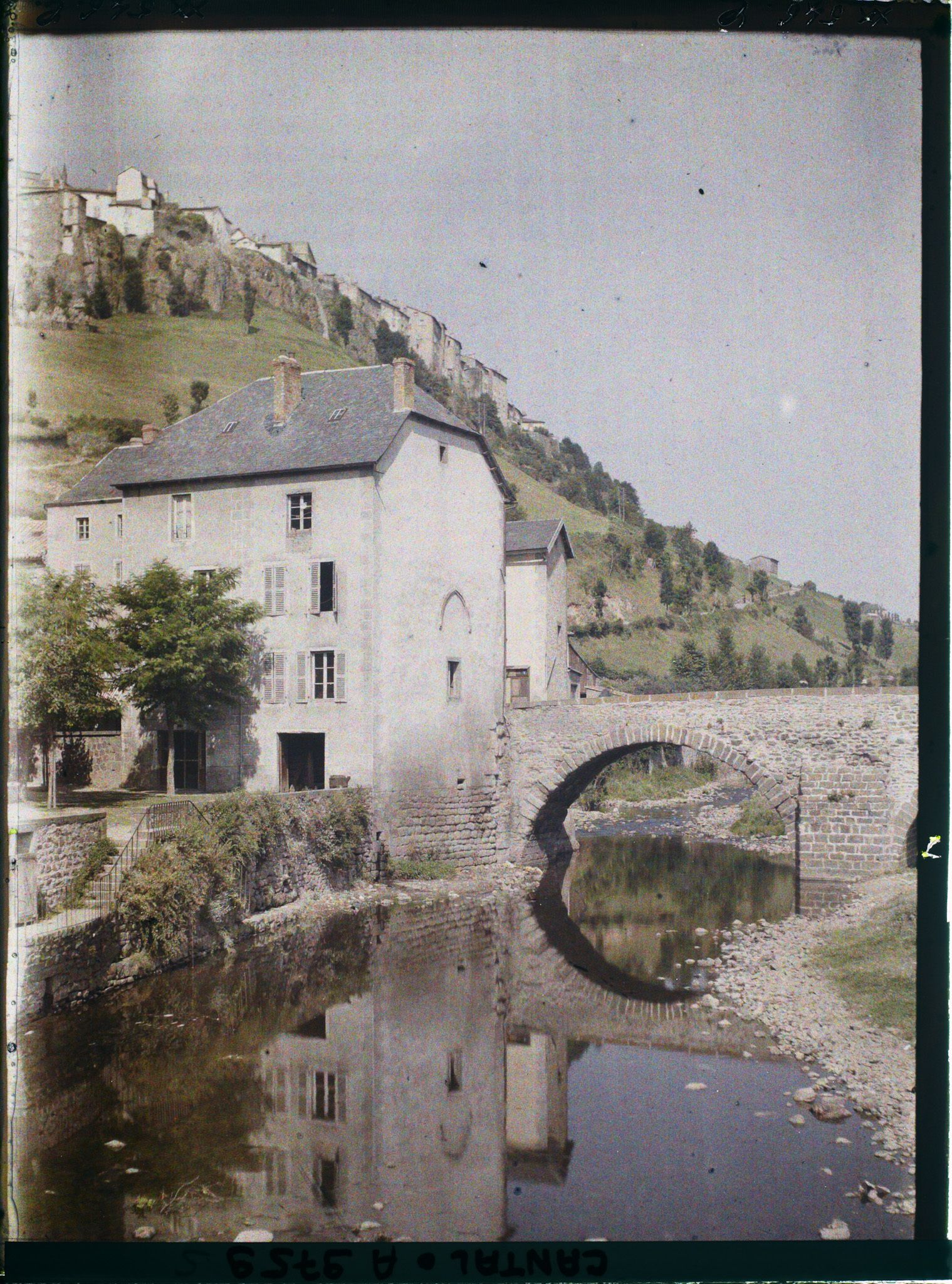 Image représentant Le pont vieux enjambant l'Ander