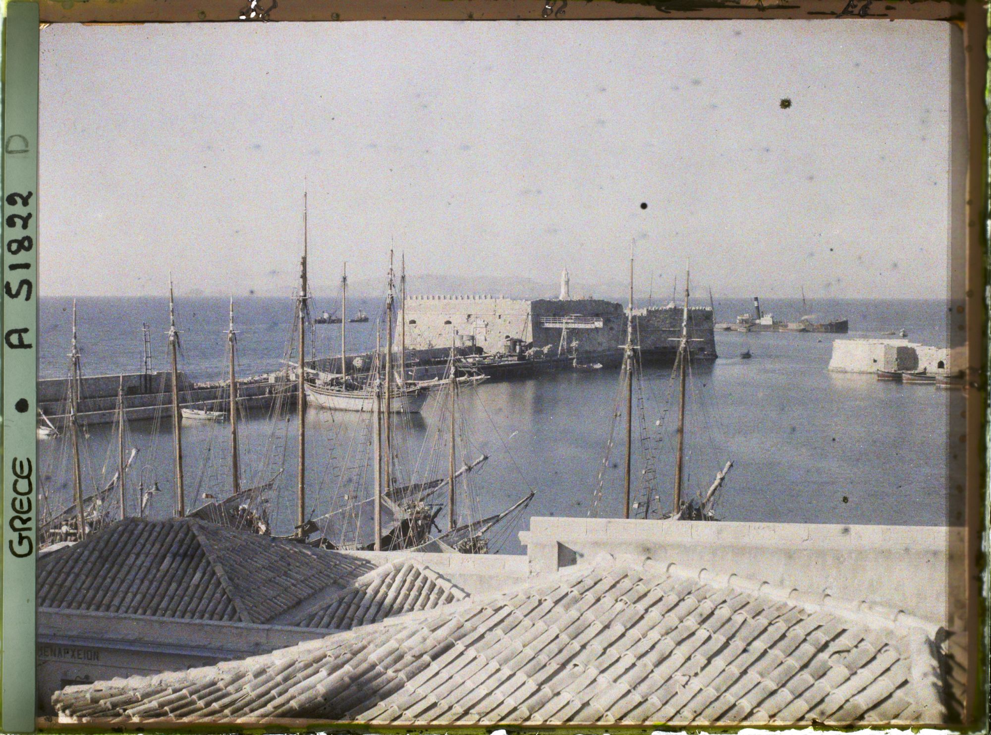 Image représentant Le petit port vénitien, avec son fort et quelques bateaux, depuis la ville