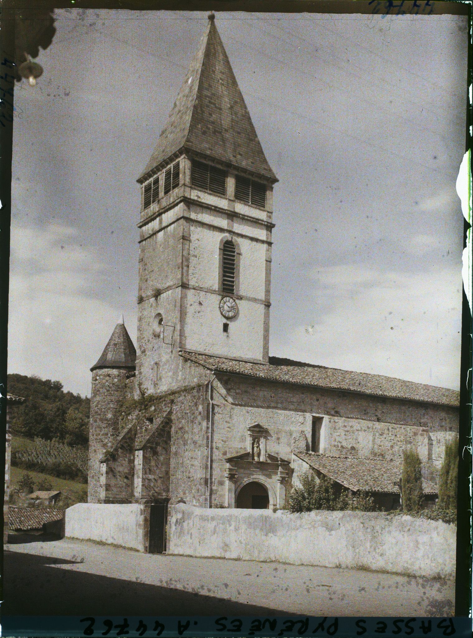 Image représentant France , St Etienne-de-Baigorry, L'Eglise et sa Vieille Tour
