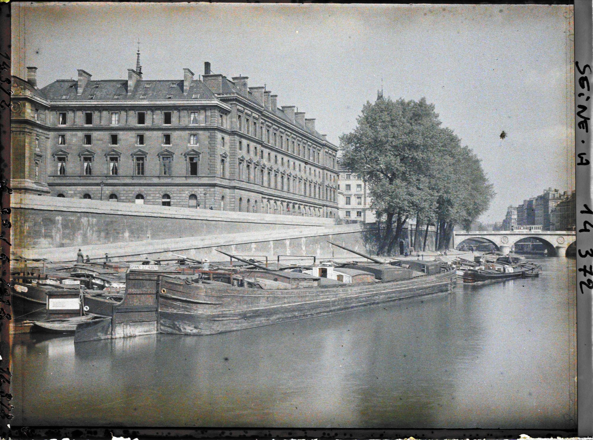 Image représentant Le quai des Orfèvres et le Palais de Justice vus du port des Grands-Augustins