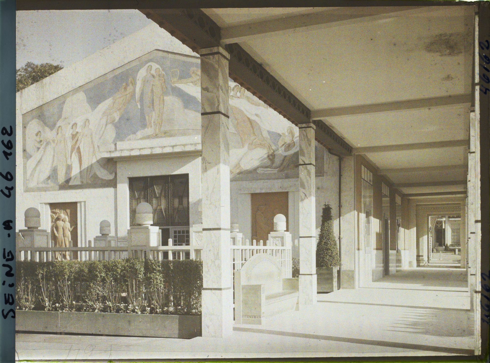 Image représentant L'Exposition des arts décoratifs, Galeries des sections étrangères, à gauche le patio Bouchard