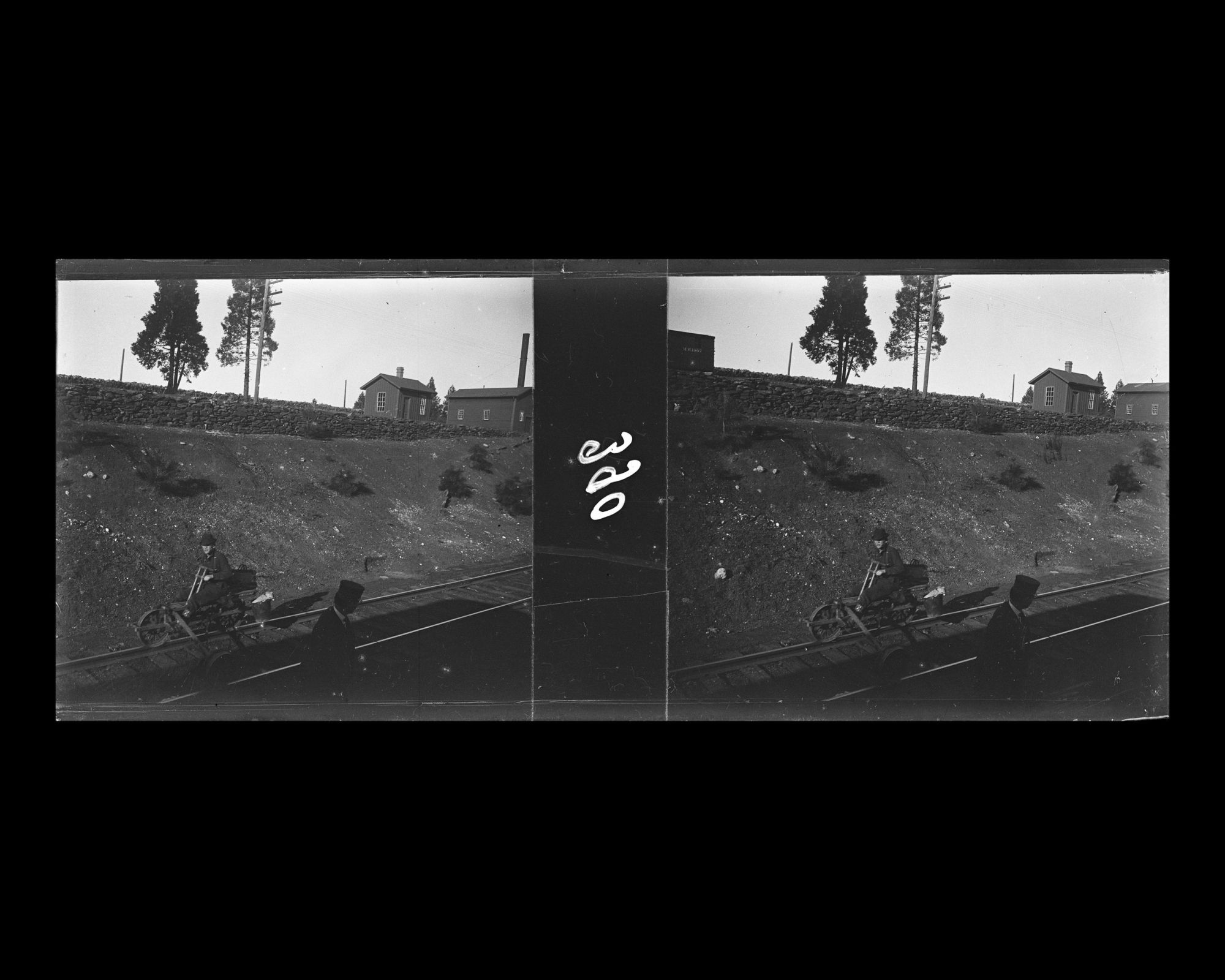 Image représentant Une sorte de draisienne sur la voie dans la station