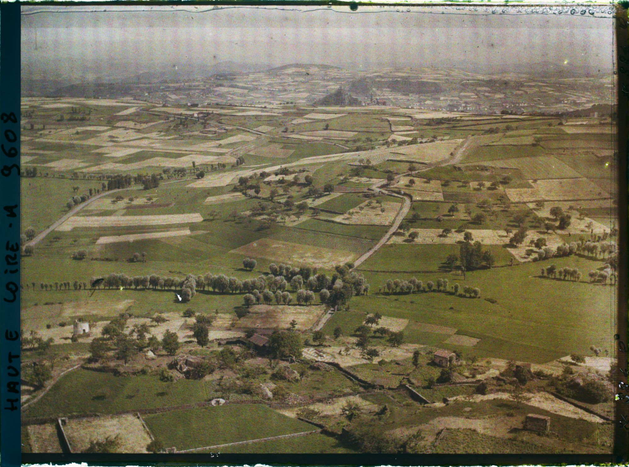 Image représentant Vue prise des orgues basaltiques en direction du Puy-en-Velay