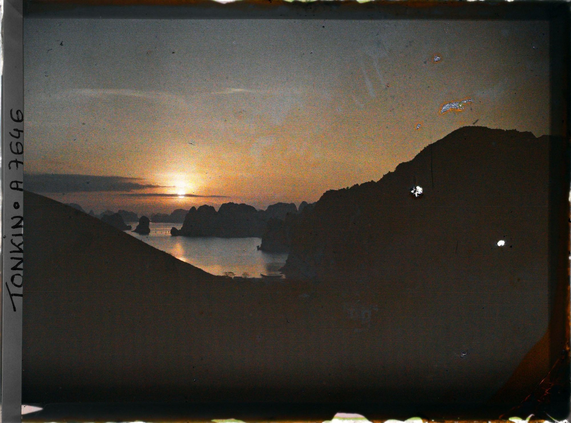 Image représentant Un lever de soleil sur Hon-gai et les rochers environnants