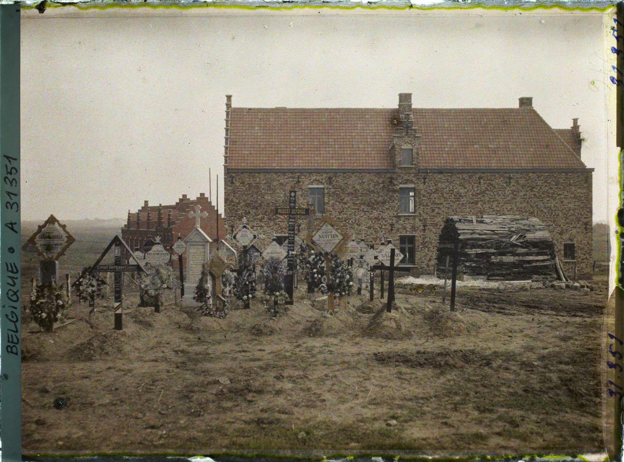 Image représentant Belgique, Passendacle, Cimetière civil et nouvelle maison