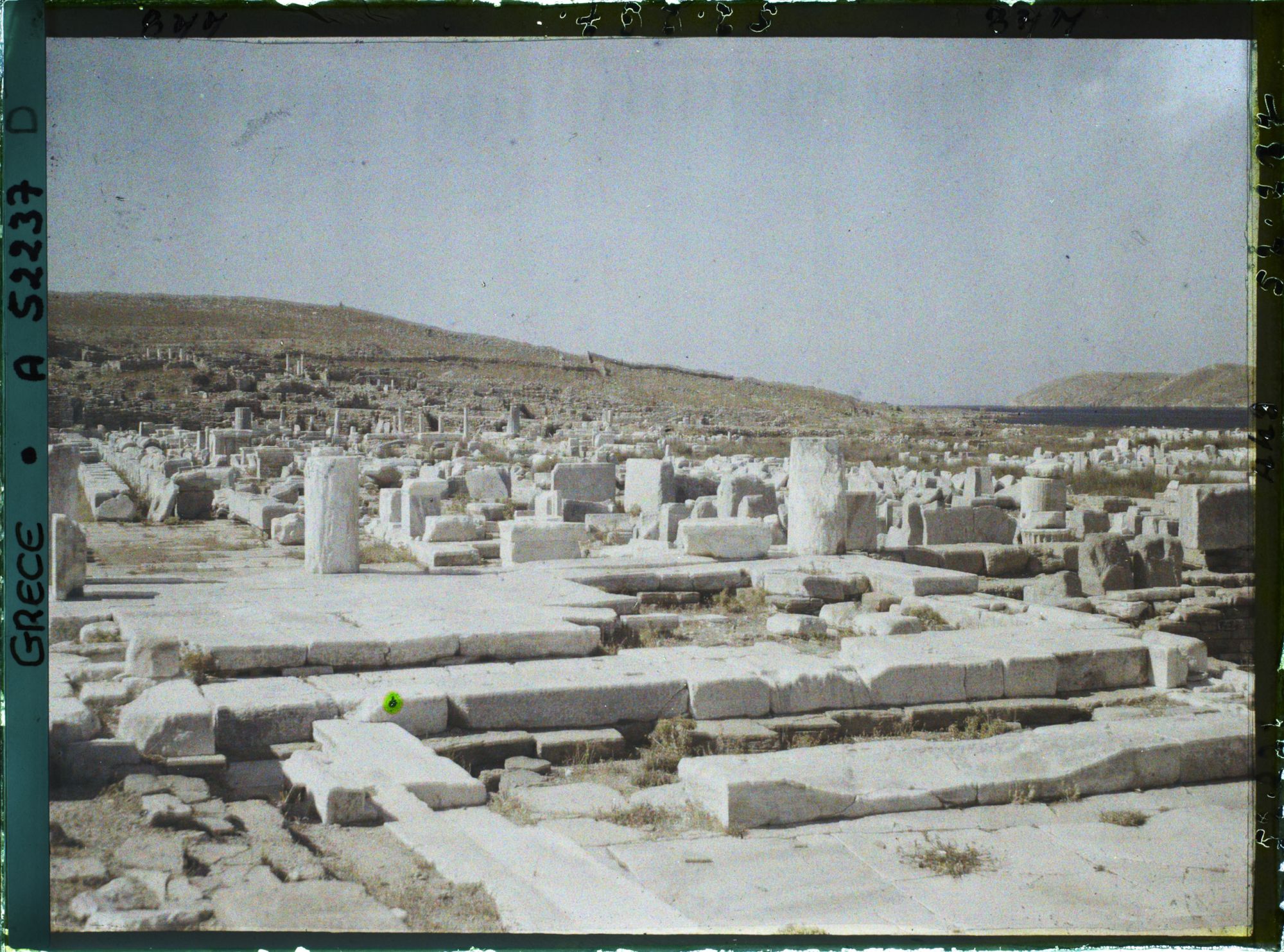 Image représentant Grèce, Delos, Les Propylées vus de l'intérieur