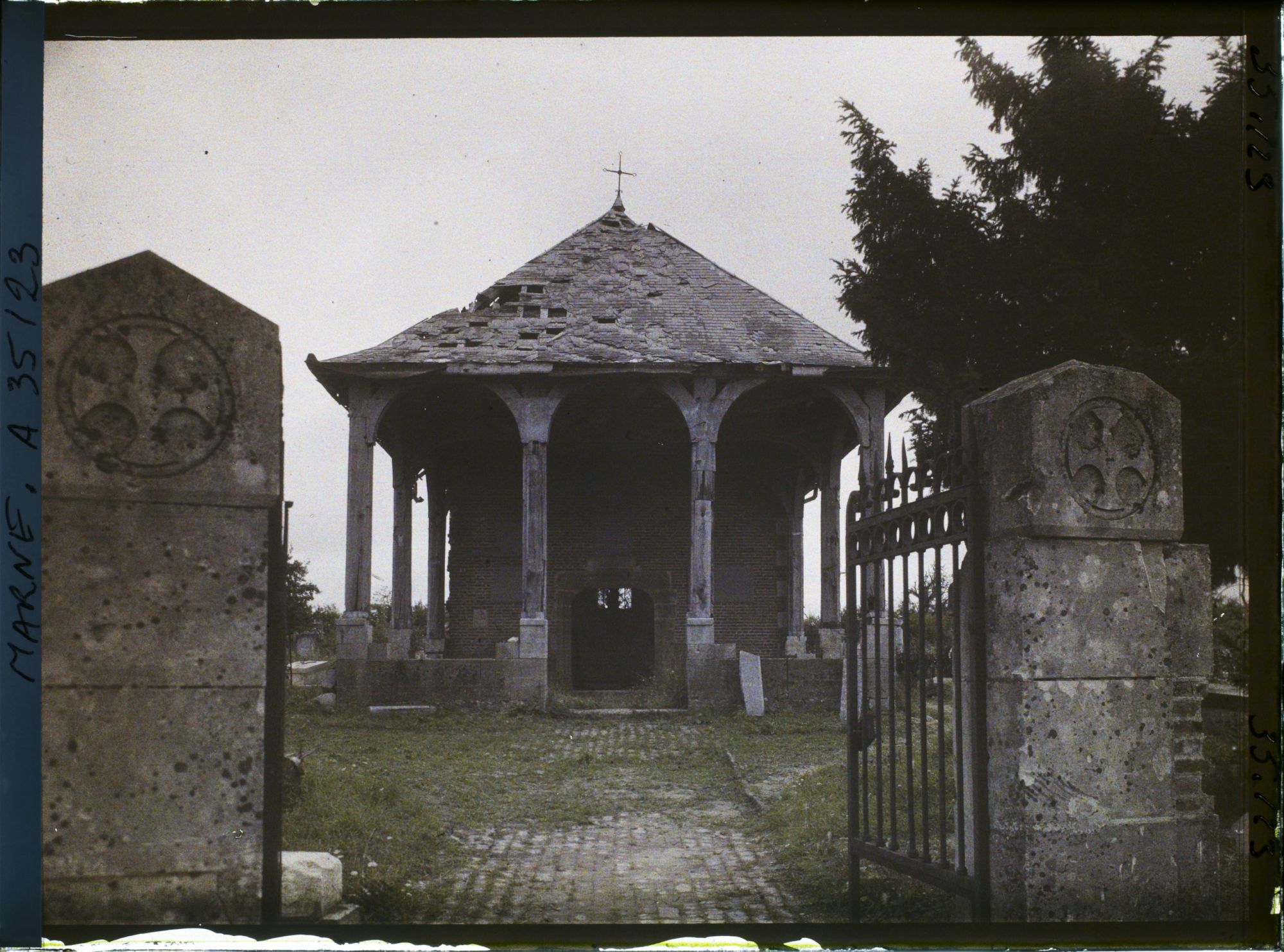Image représentant France, La Chapelle St Roch, Entrée de la Chapelle St Roch