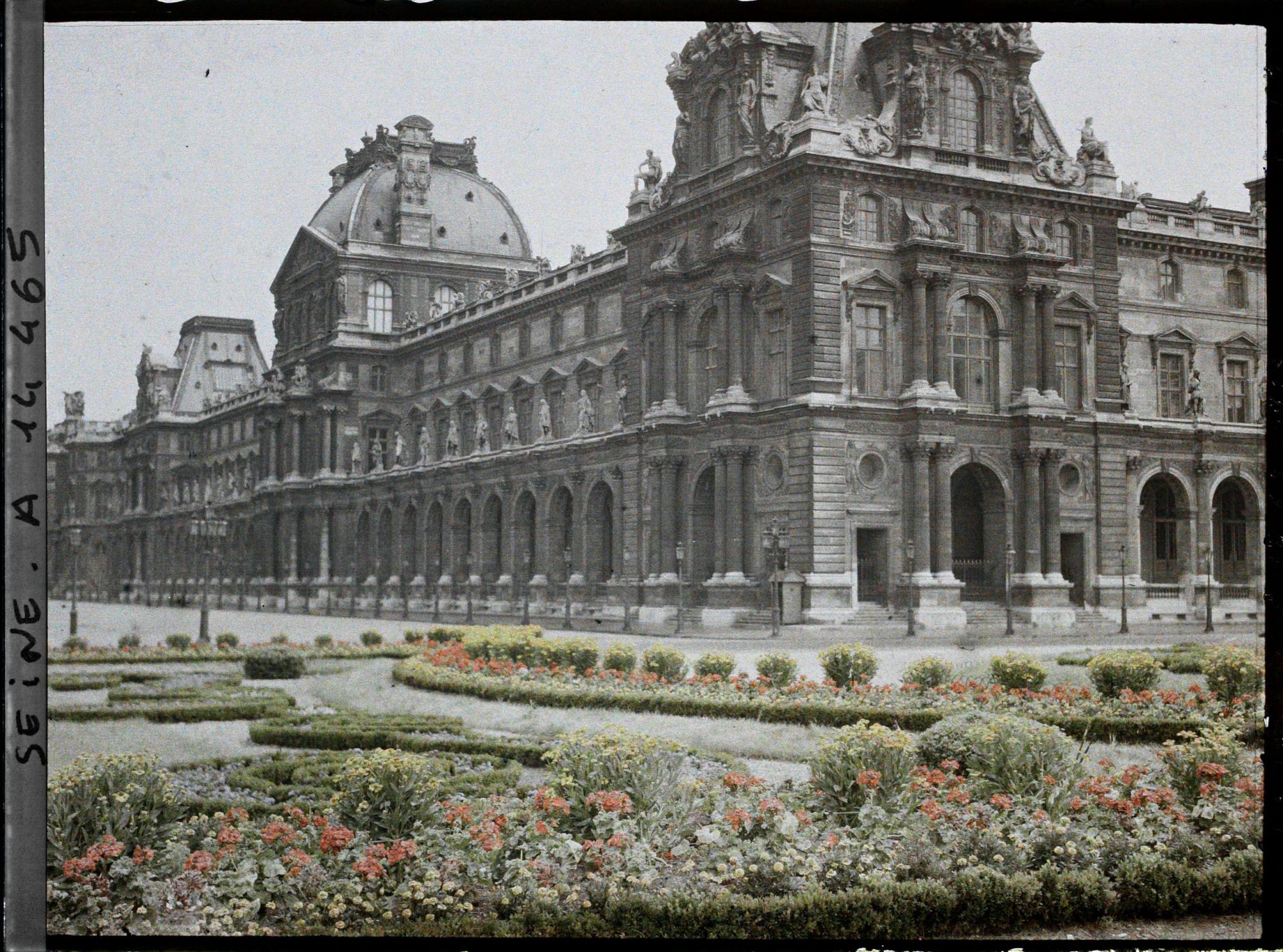 Image représentant Aile Denon du Palais du Louvre depuis la place du Carrousel