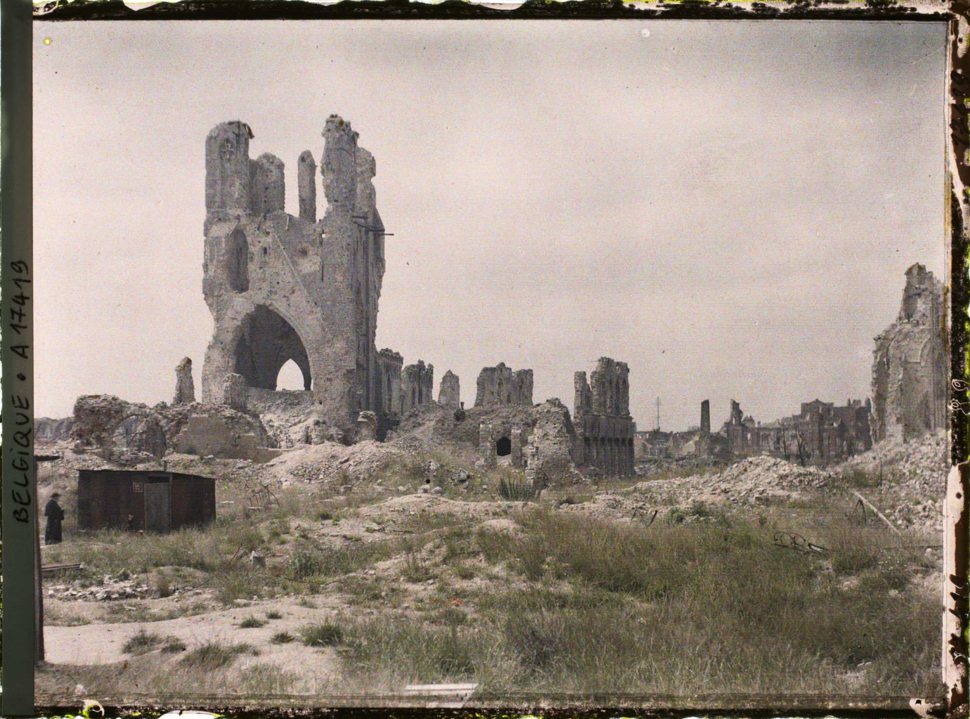 Image représentant Belgique, Ypres, Les Halles vues de la Grande Place