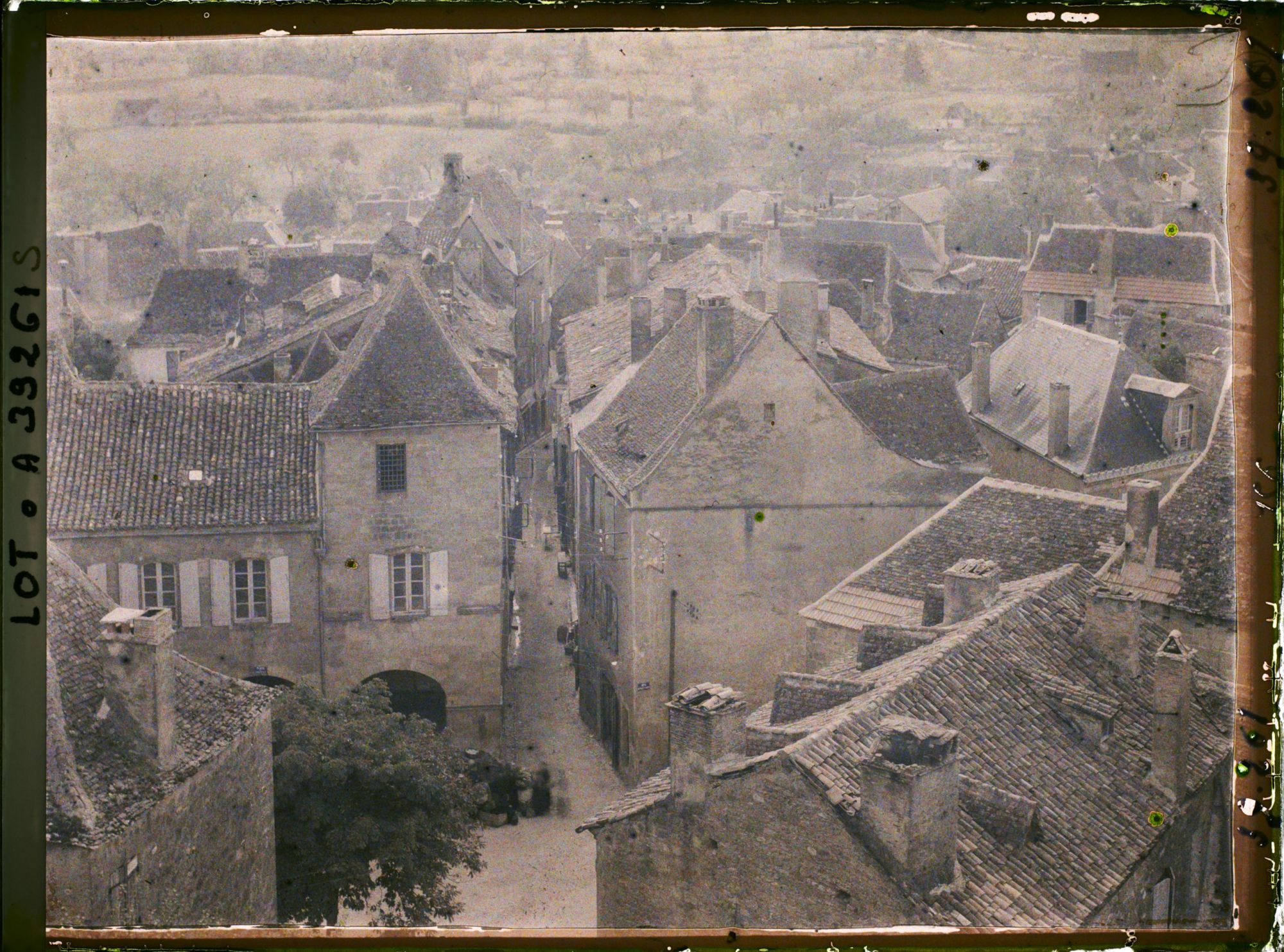 Image représentant France, Gourdon (Lot), La rue de l'Hôtel de Ville vue de la promenade du Château