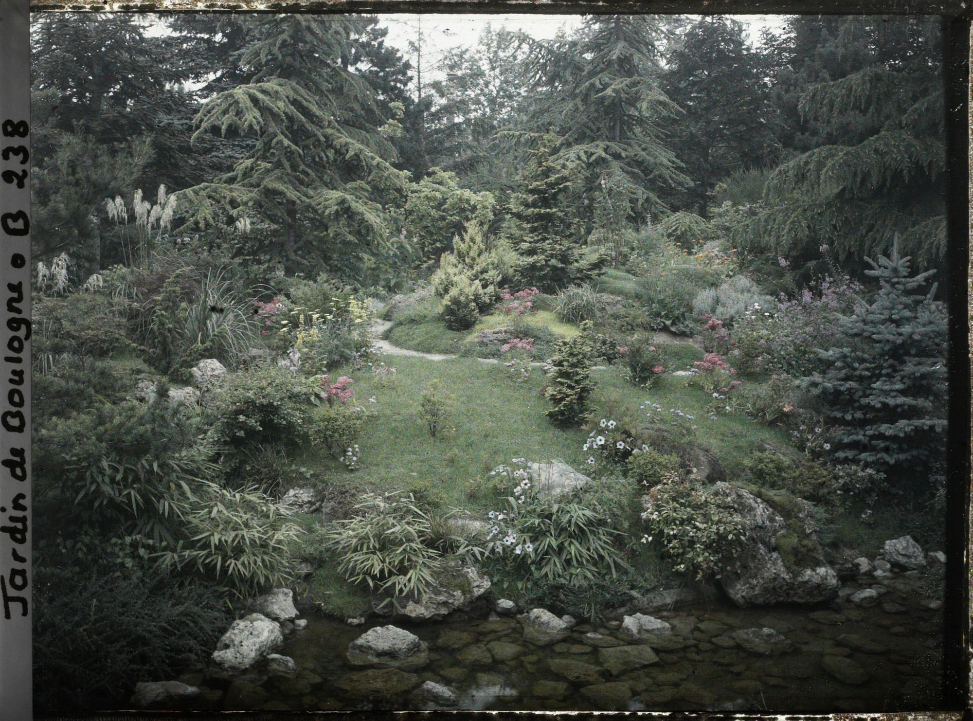 Image représentant Cours d'eau et butte fleurie du " sanctuaire japonais " dans un paysage arboré masquant le sôrintô