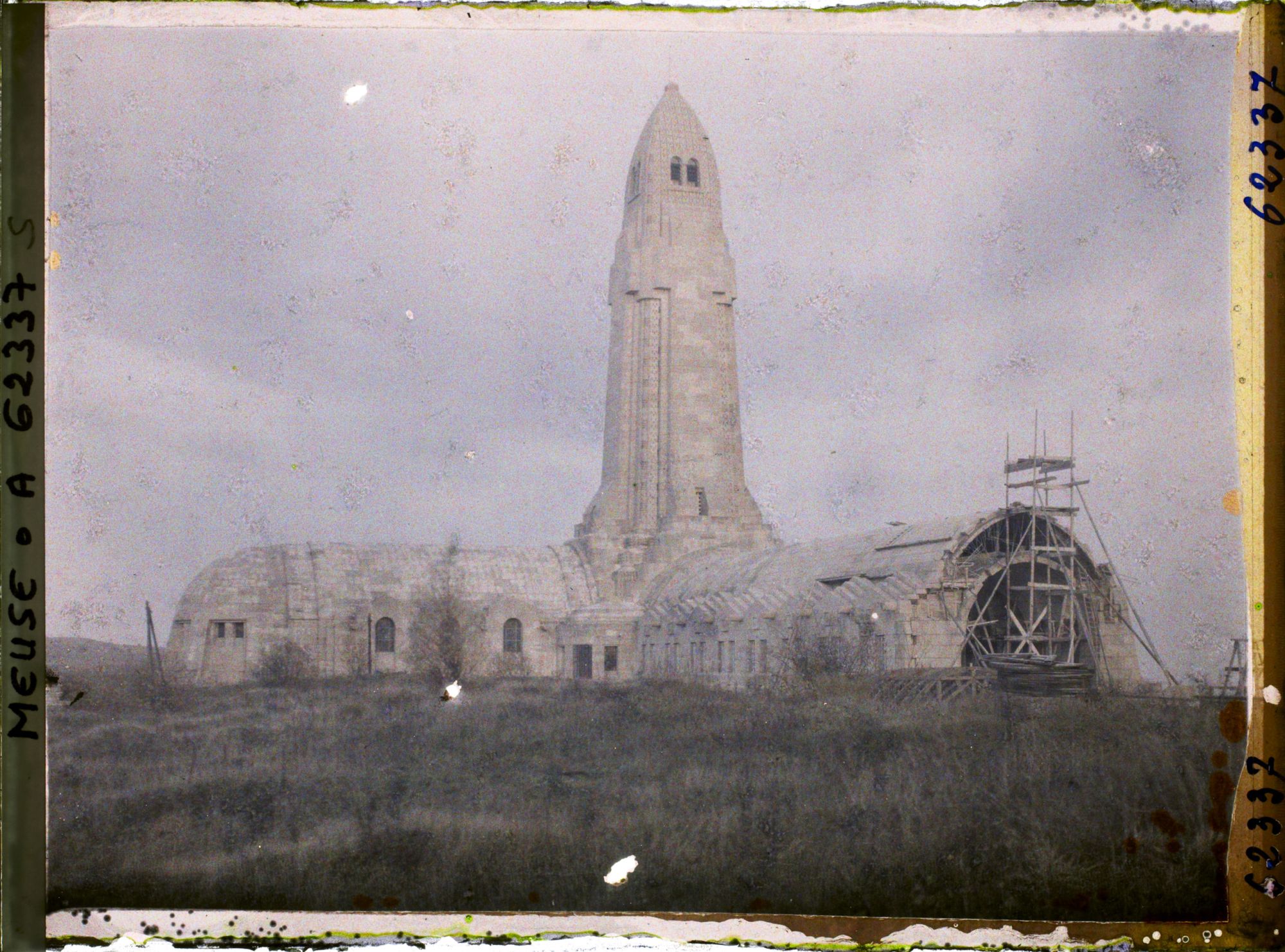 Image représentant Meuse, Douaumont, L'Ossuaire en Construction