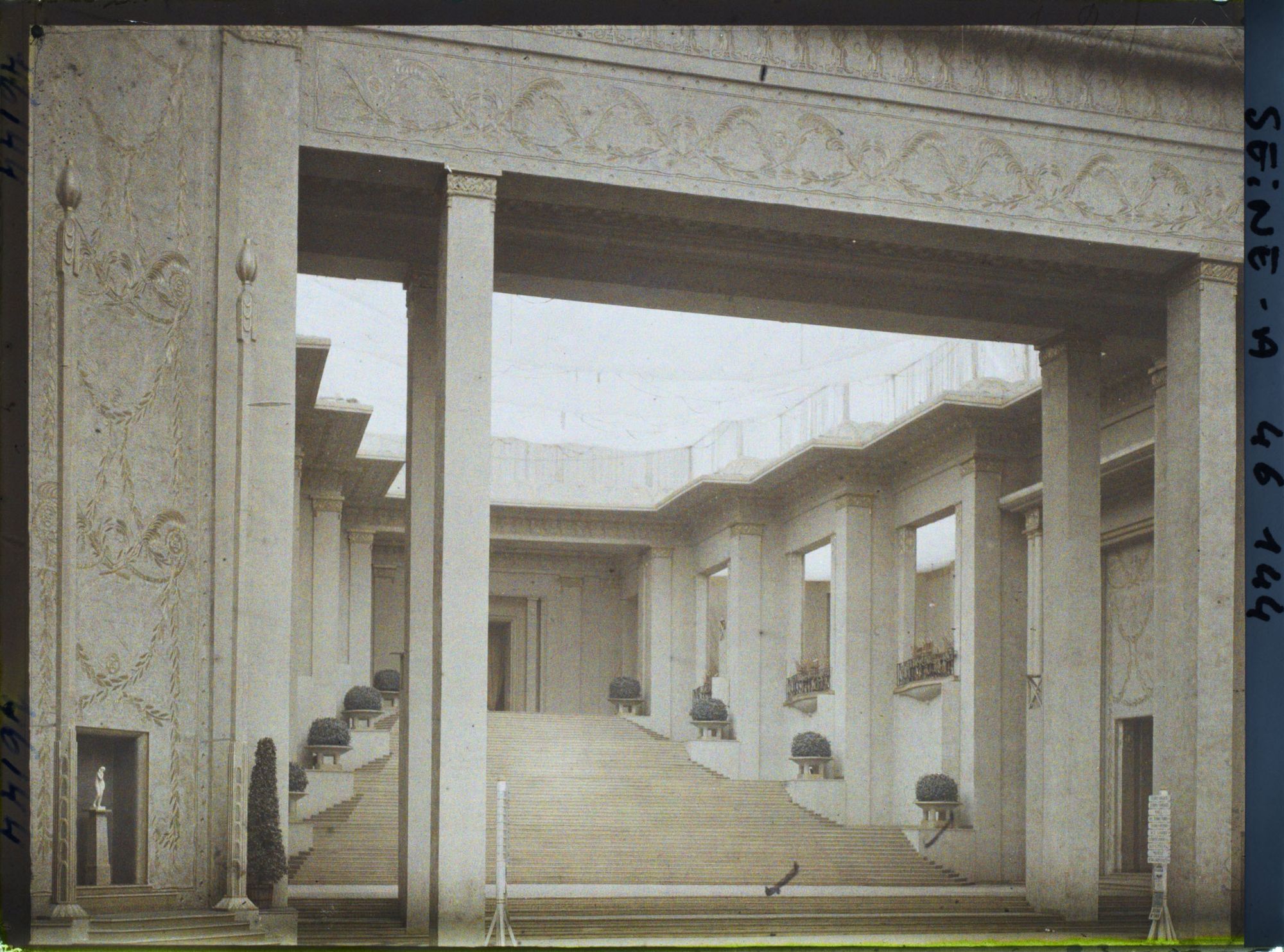 Image représentant L'Exposition des arts décoratifs, Escalier monumental du Grand Palais