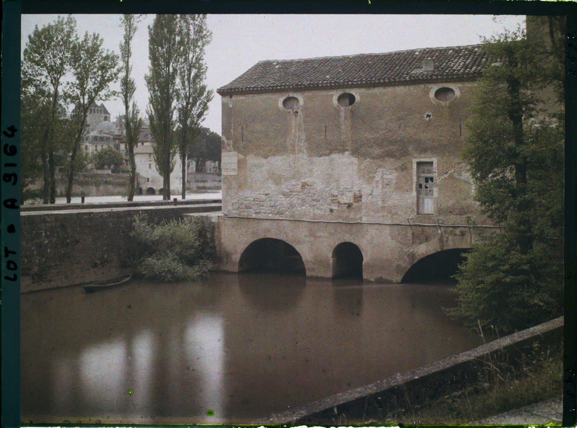 Image représentant Vieux moulin, au fond la Cathédrale