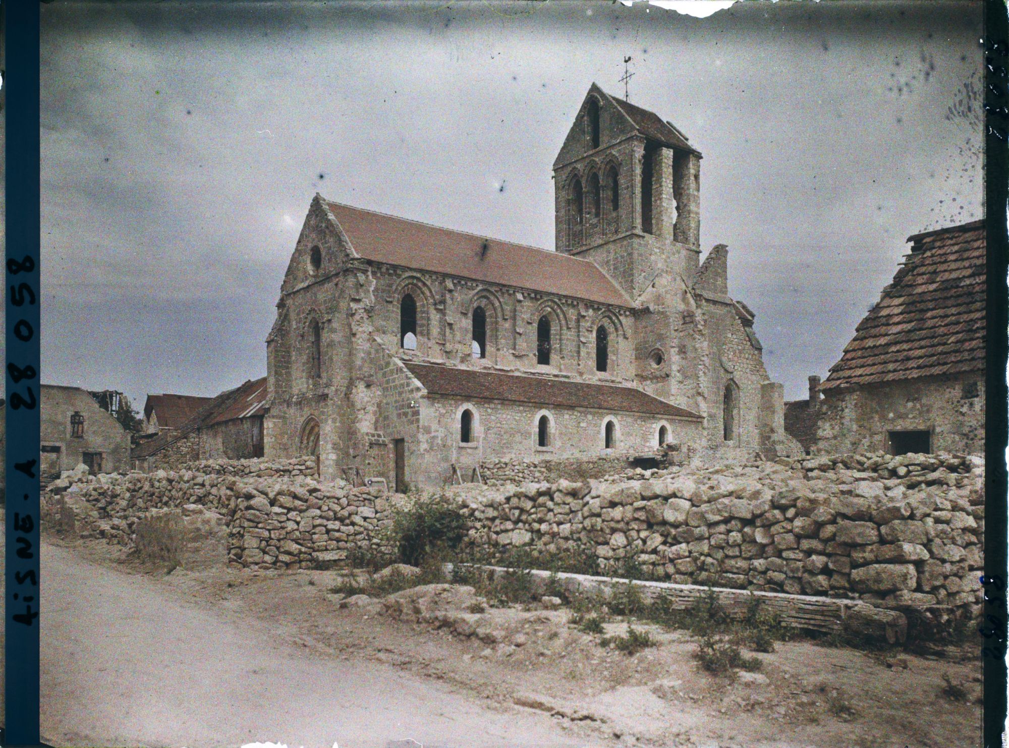 Image représentant France, Bourg-et-Comin, Ensemble de l'Eglise