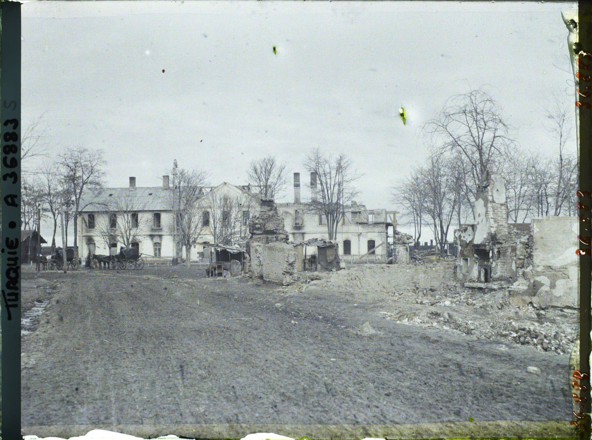 Image représentant Turquie, Eski-Ckehir, Une vue vers les ruines de la Gare