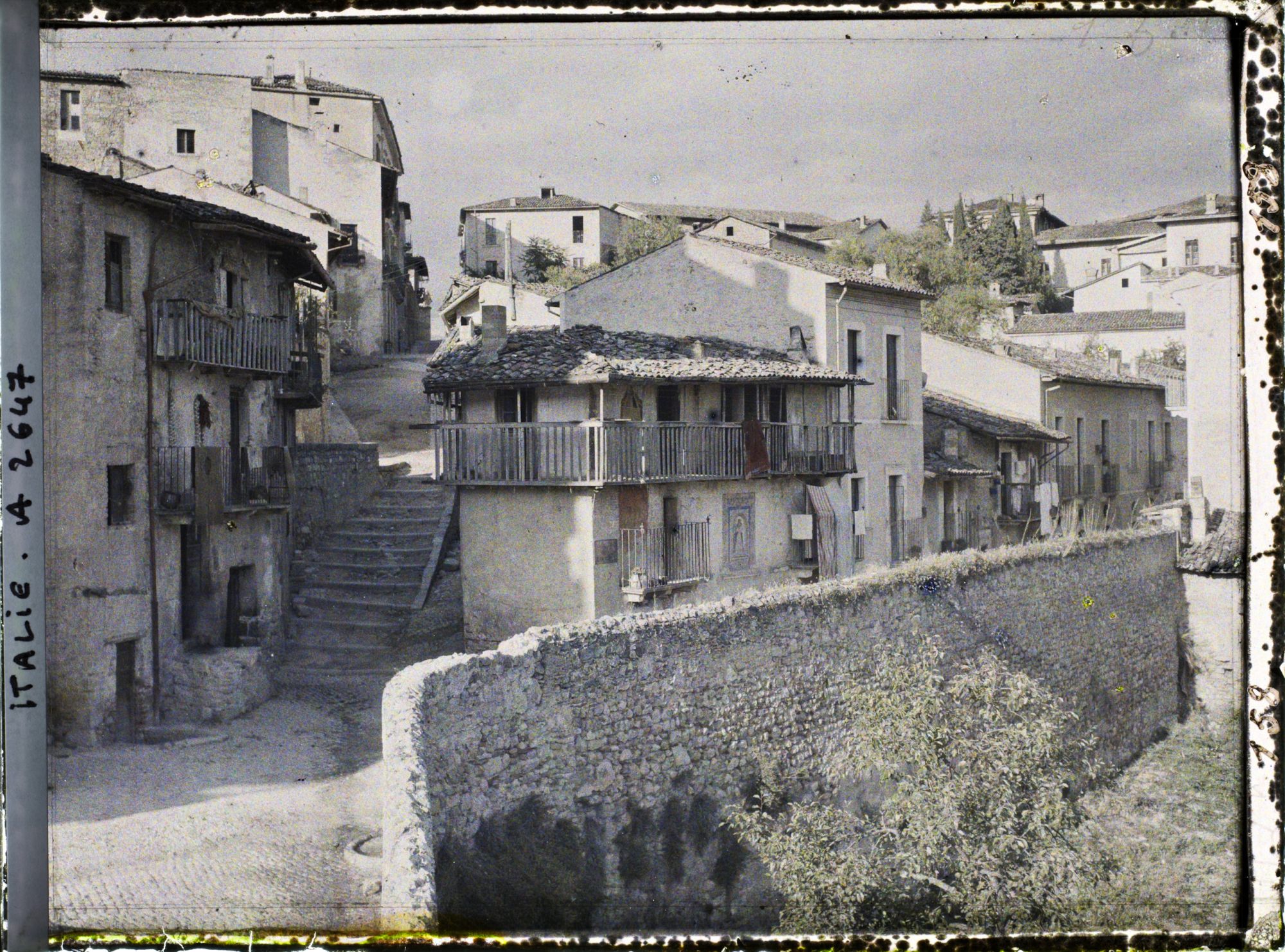 Image représentant Une maison ancienne avec balcon