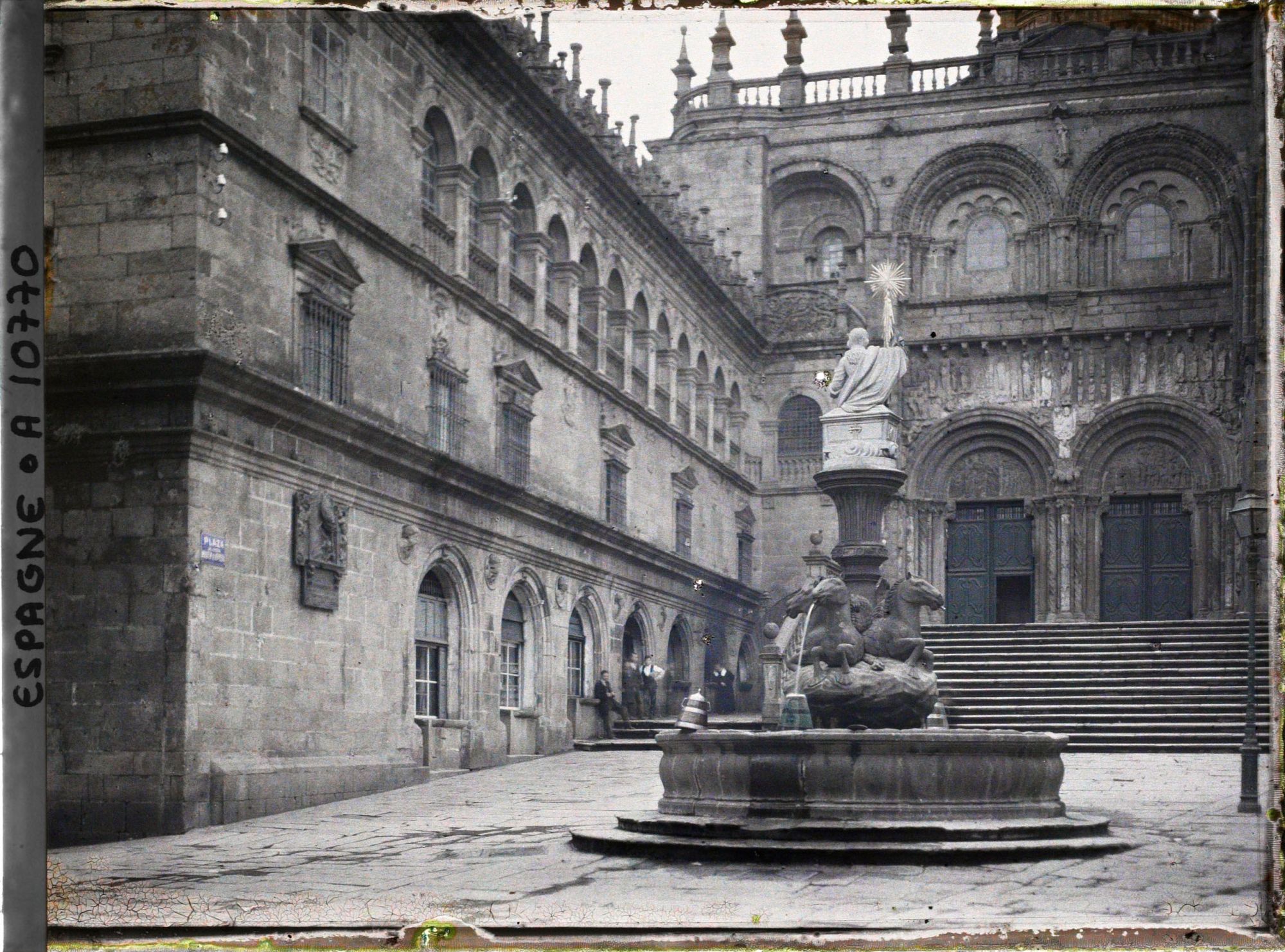 Image représentant Espagne, Santiago de Compostela, Cathédrale ; Puerta de Platerais (XIIe Se) sur la place de las Platerias