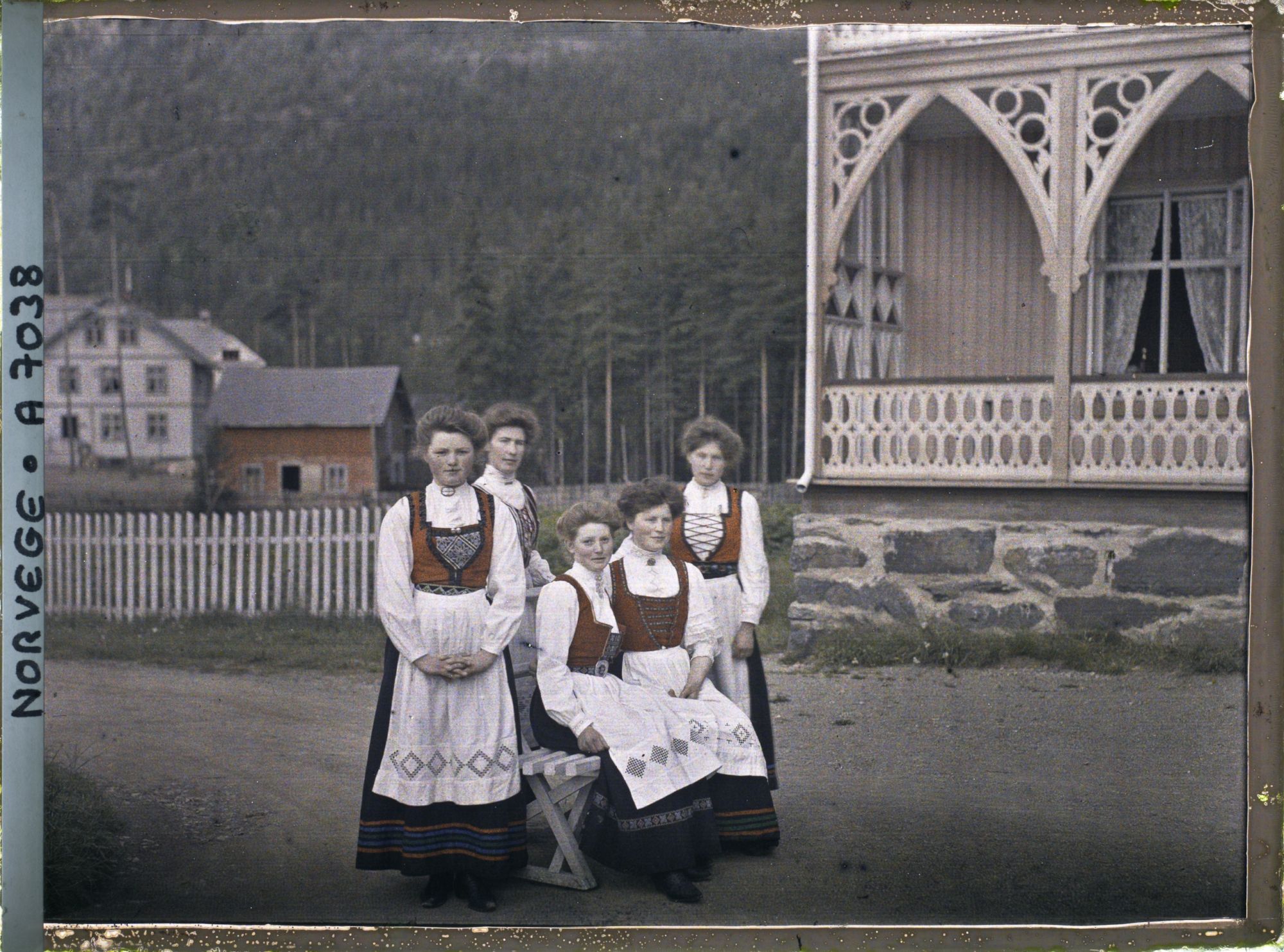 Image représentant Jeunes femmes appartenant au personnel de l'hôtel