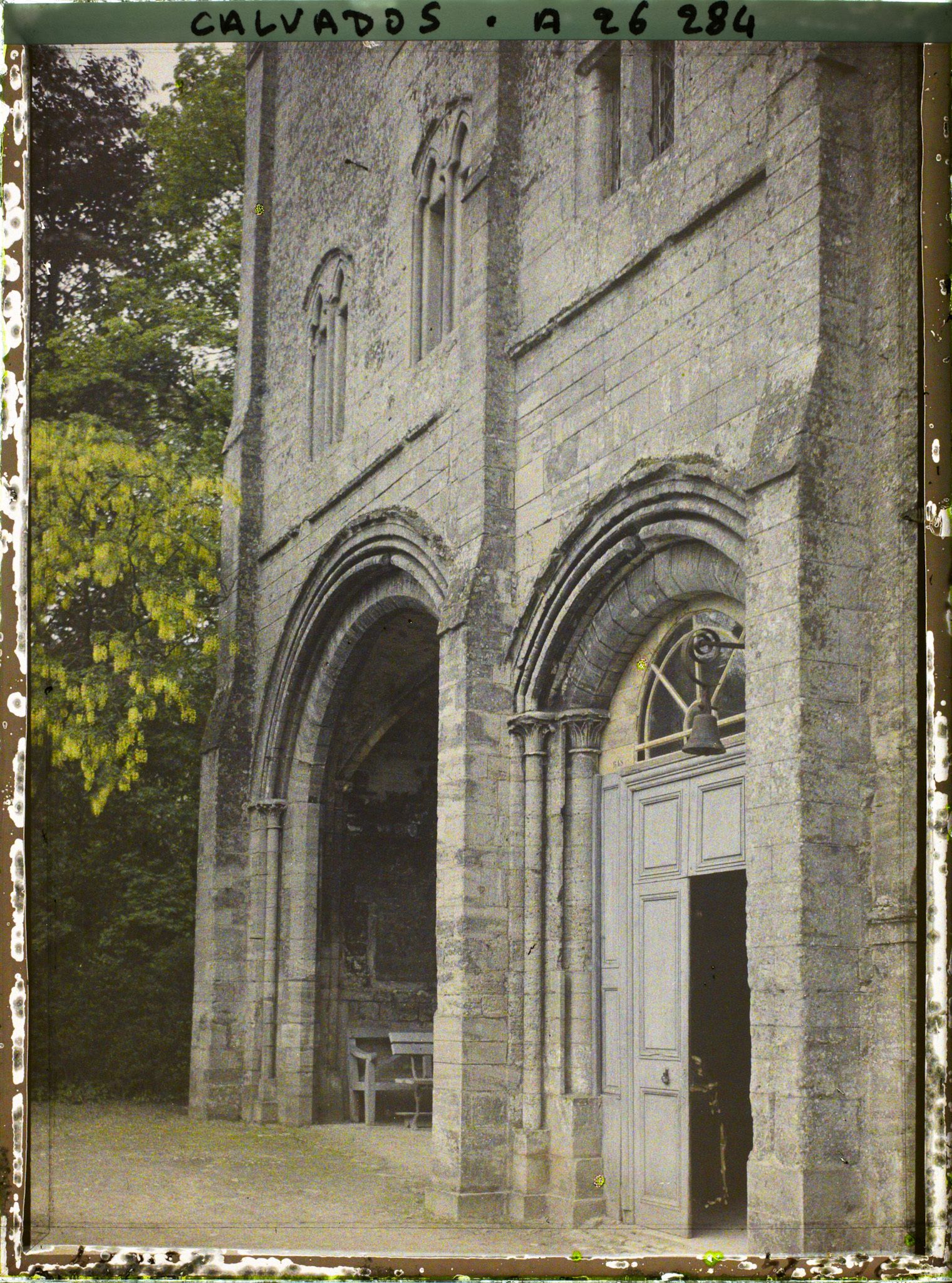 Image représentant Les restes du prieuré vus des jardins