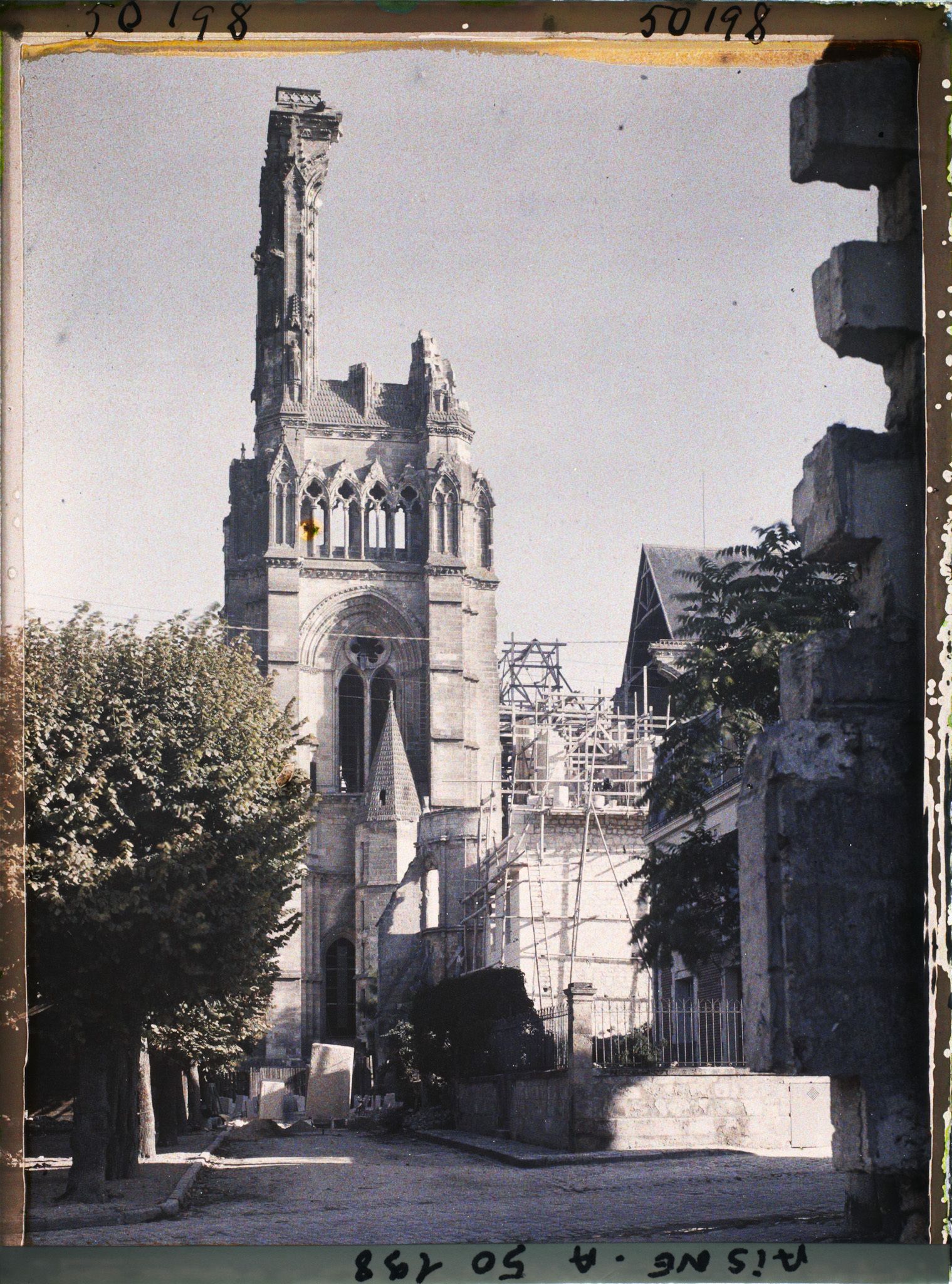 Image représentant France, Soissons, Tour Sud de la Cathédrale et reconstruction Evêché XIIIe