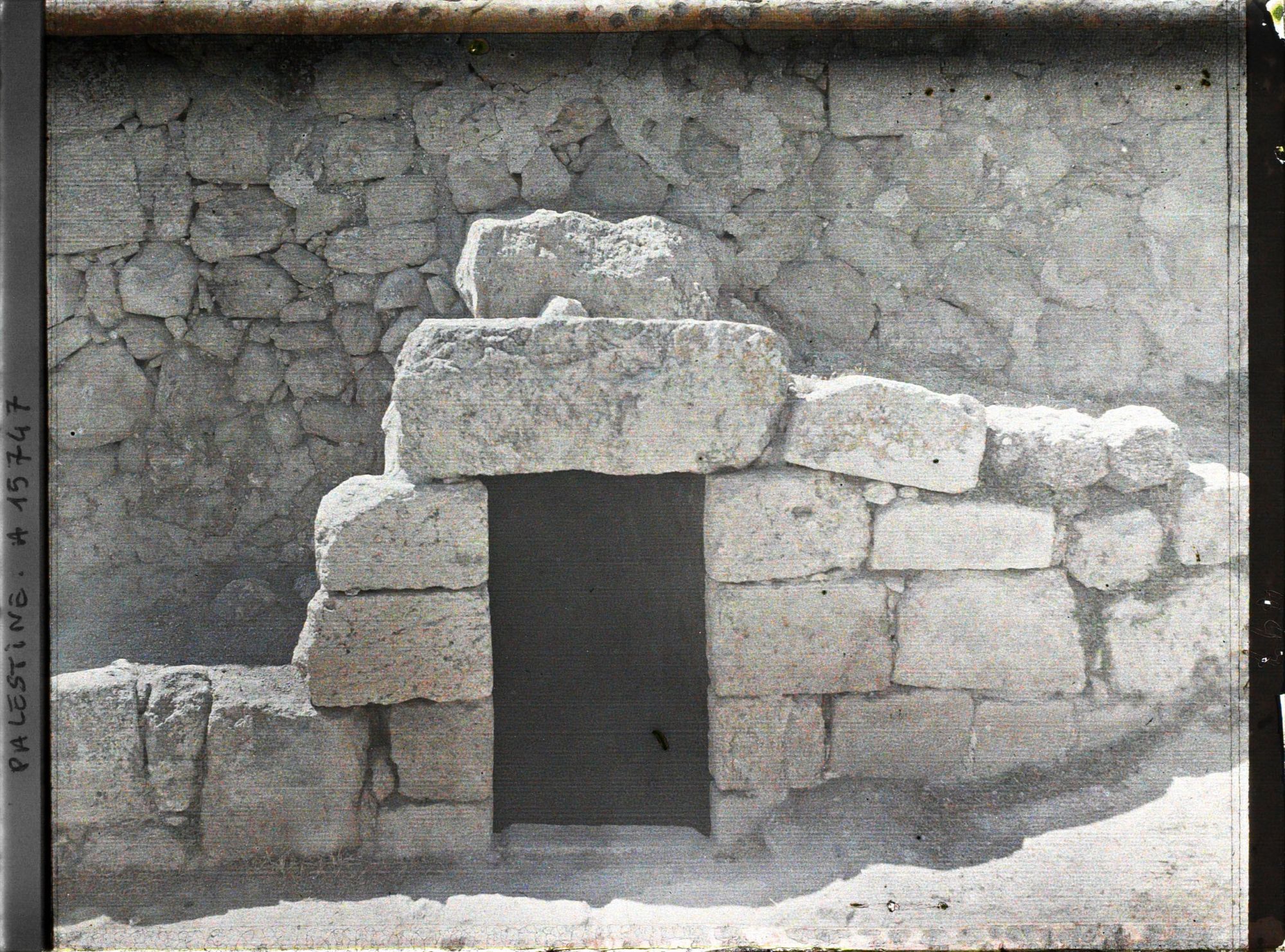 Image représentant Entrée du tombeau présumé de Lazare au village de Bethanie