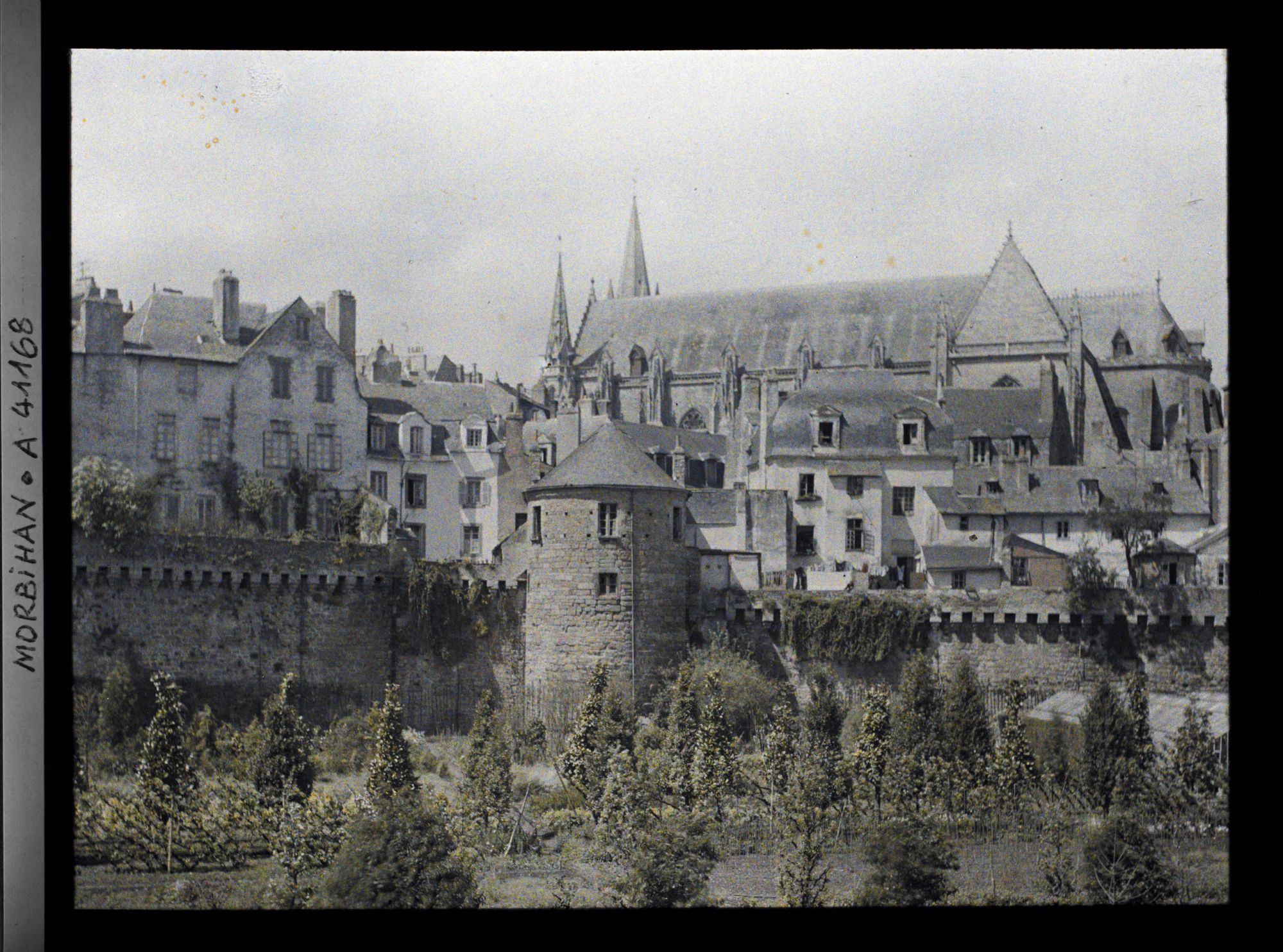 Image représentant La cathédrale Saint-Pierre et les remparts de la ville, vue prise de la Promenade de la Garenne