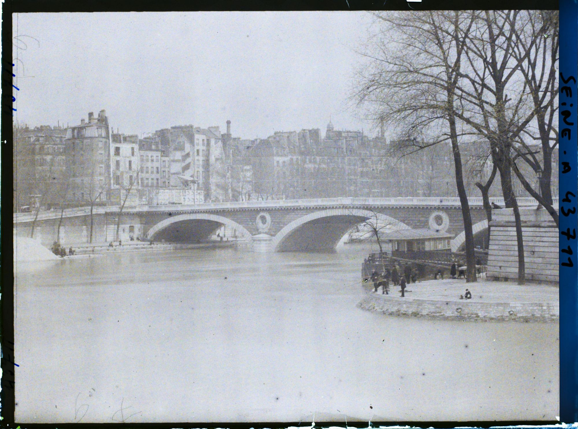 Image représentant Le pont Louis-Philippe et le quai de l'Hôtel-de-Ville, depuis le quai aux Fleurs