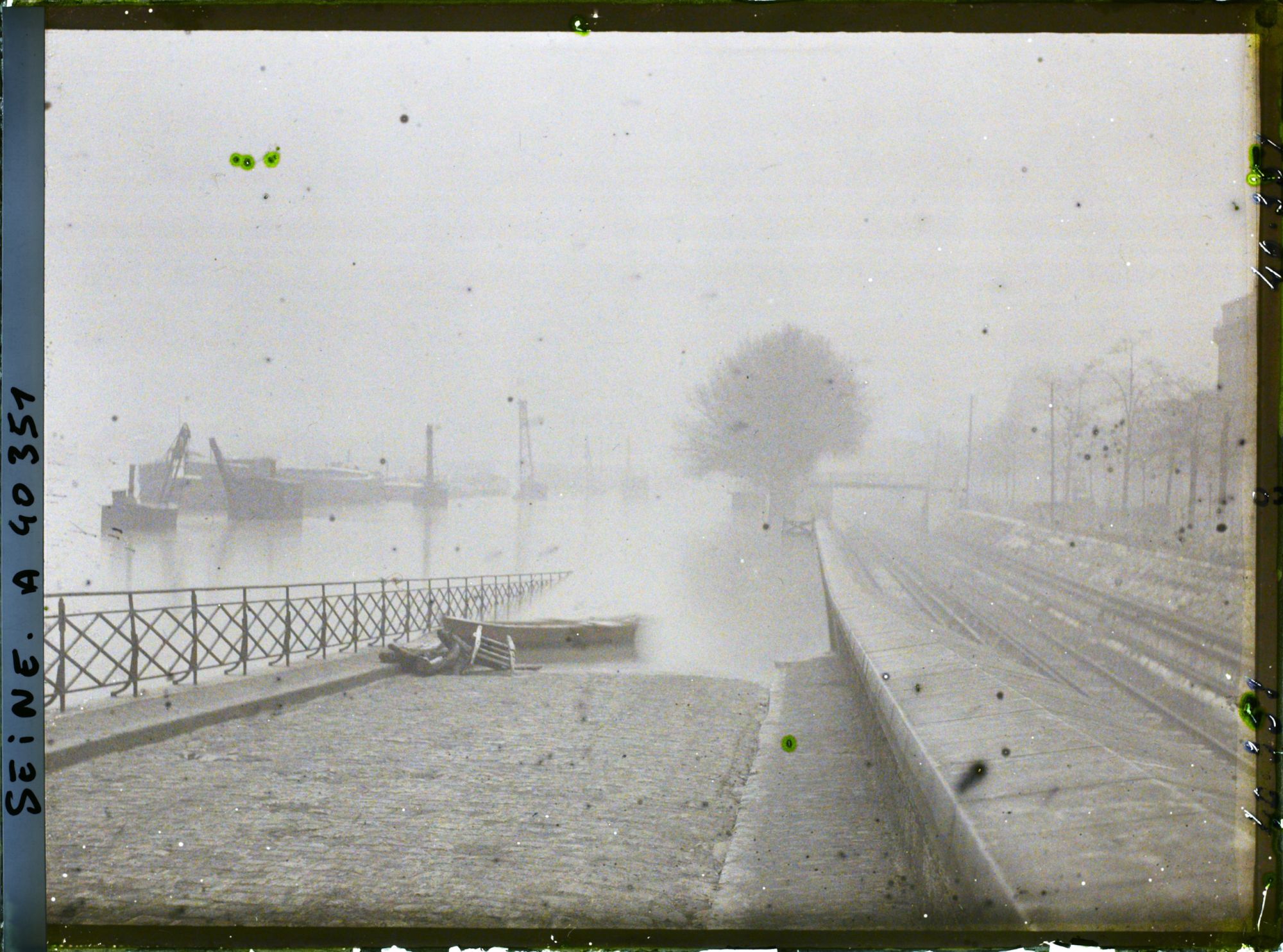 Image représentant La Seine en crue depuis le pont de Grenelle, quai de Grenelle