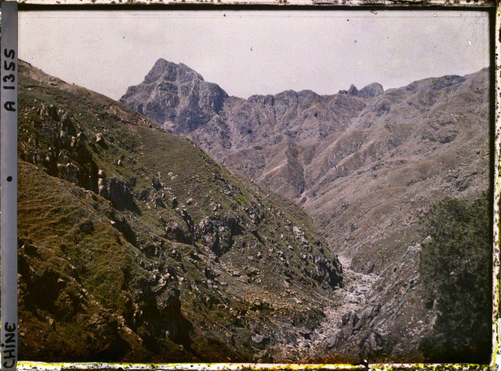 Image représentant Aolaifeng (" pic S'avançant avec Orgueil "), appelé aussi Furongfeng (" pic de l'Hibiscus ")