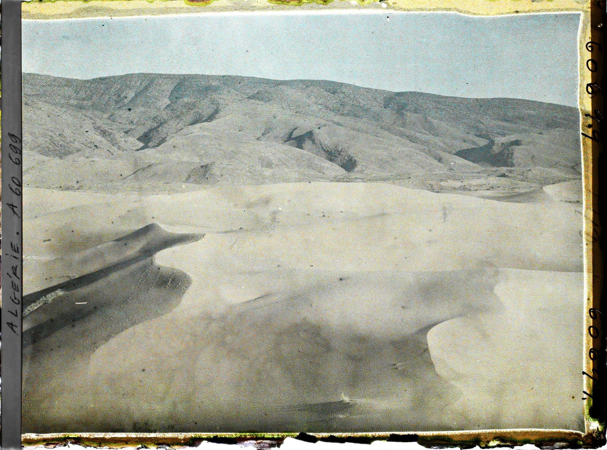 Image représentant Les dunes avec au fond, le Djebel Mekter