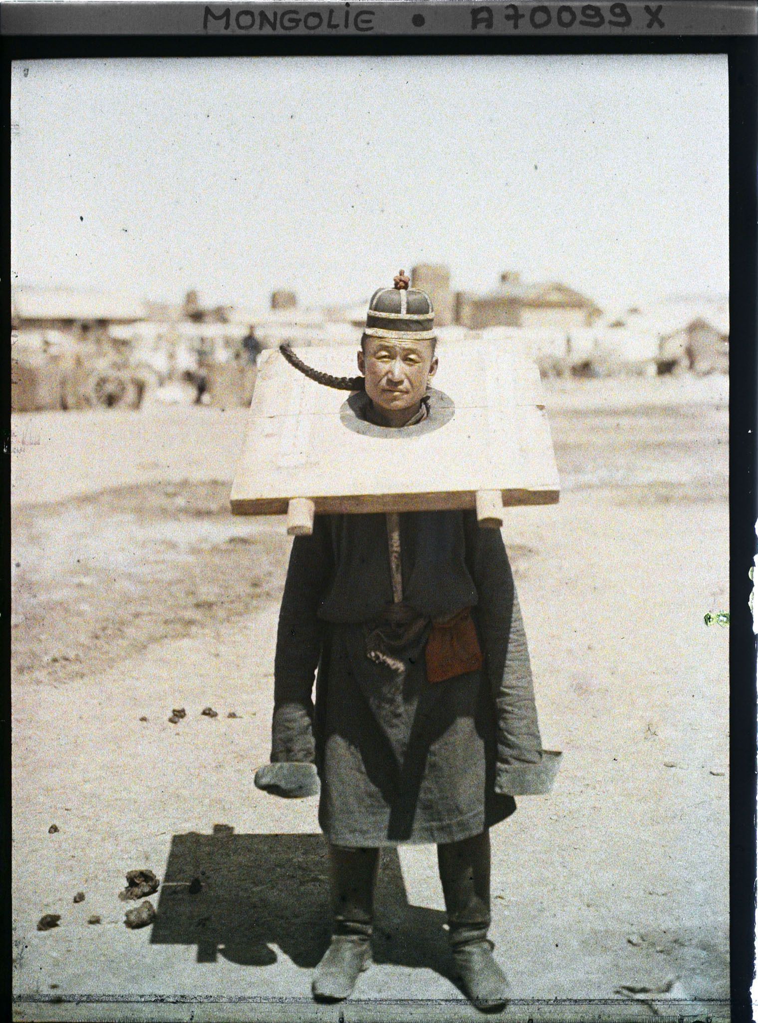 Image représentant Un condamné (probablement un soldat) à la peine de la cangue ou carcan