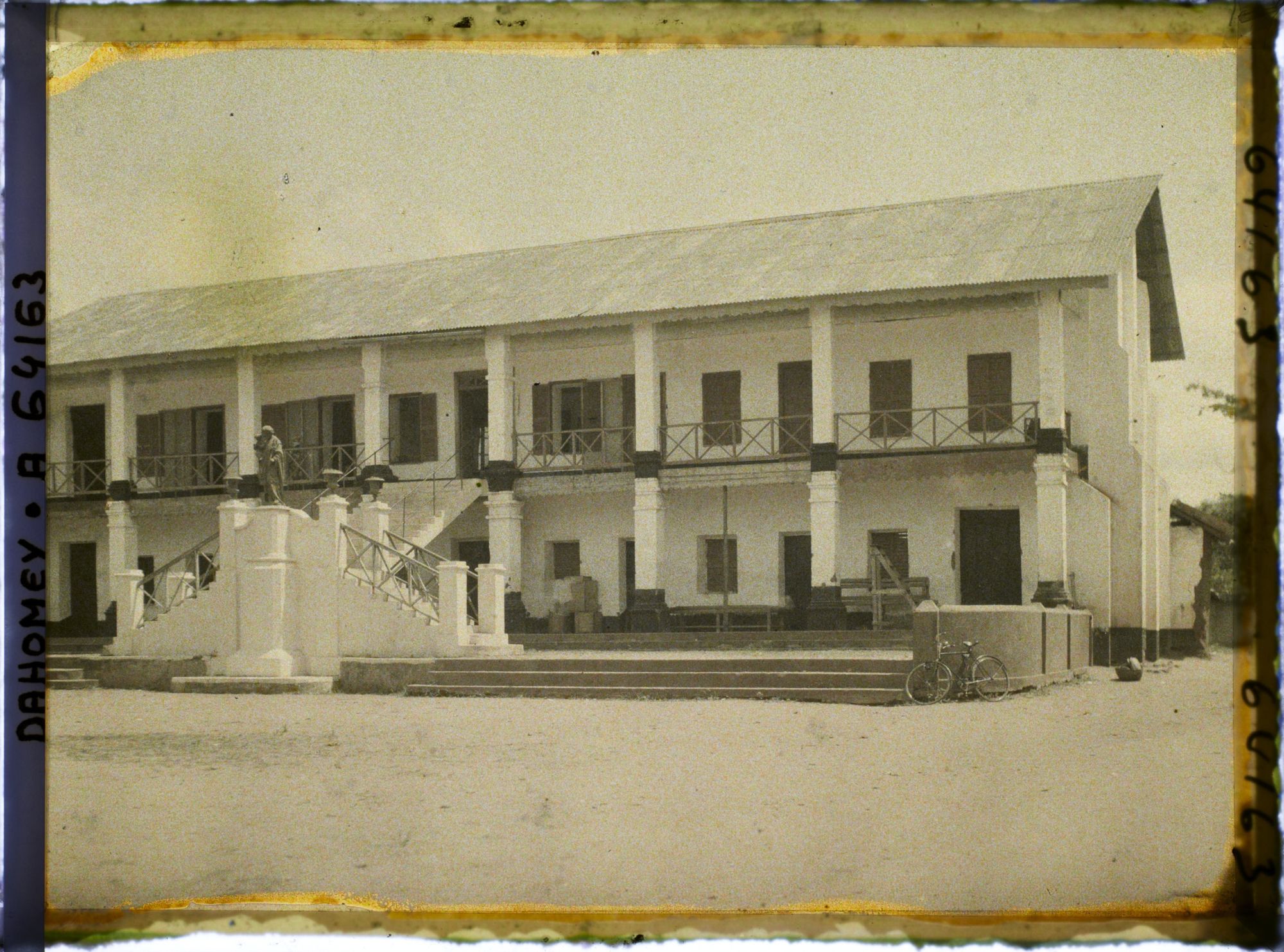 Image représentant Le bâtiment central de la mission catholique (l'école ?)