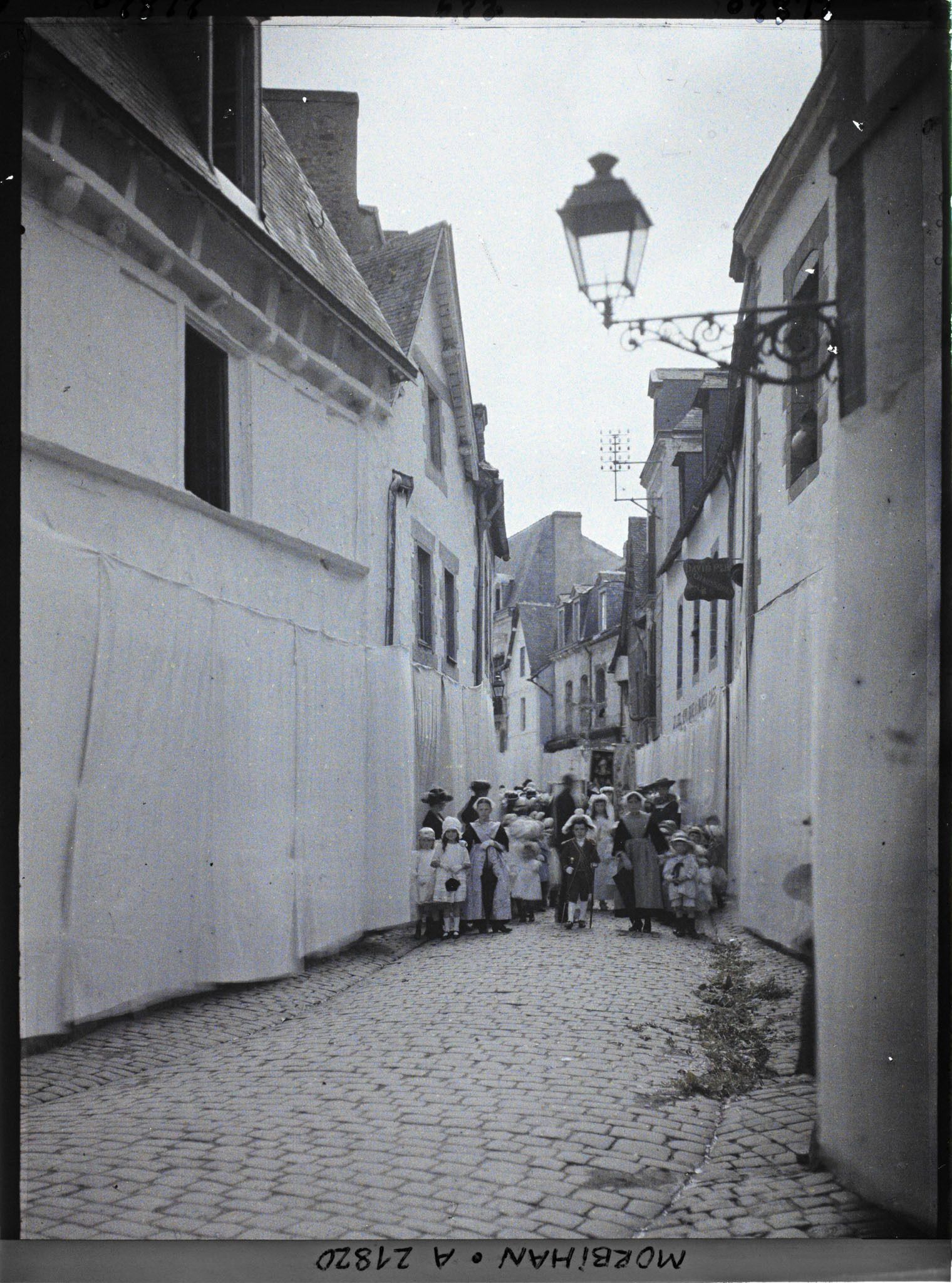 Image représentant La procession de la Fête-Dieu dans la rue du Belzic