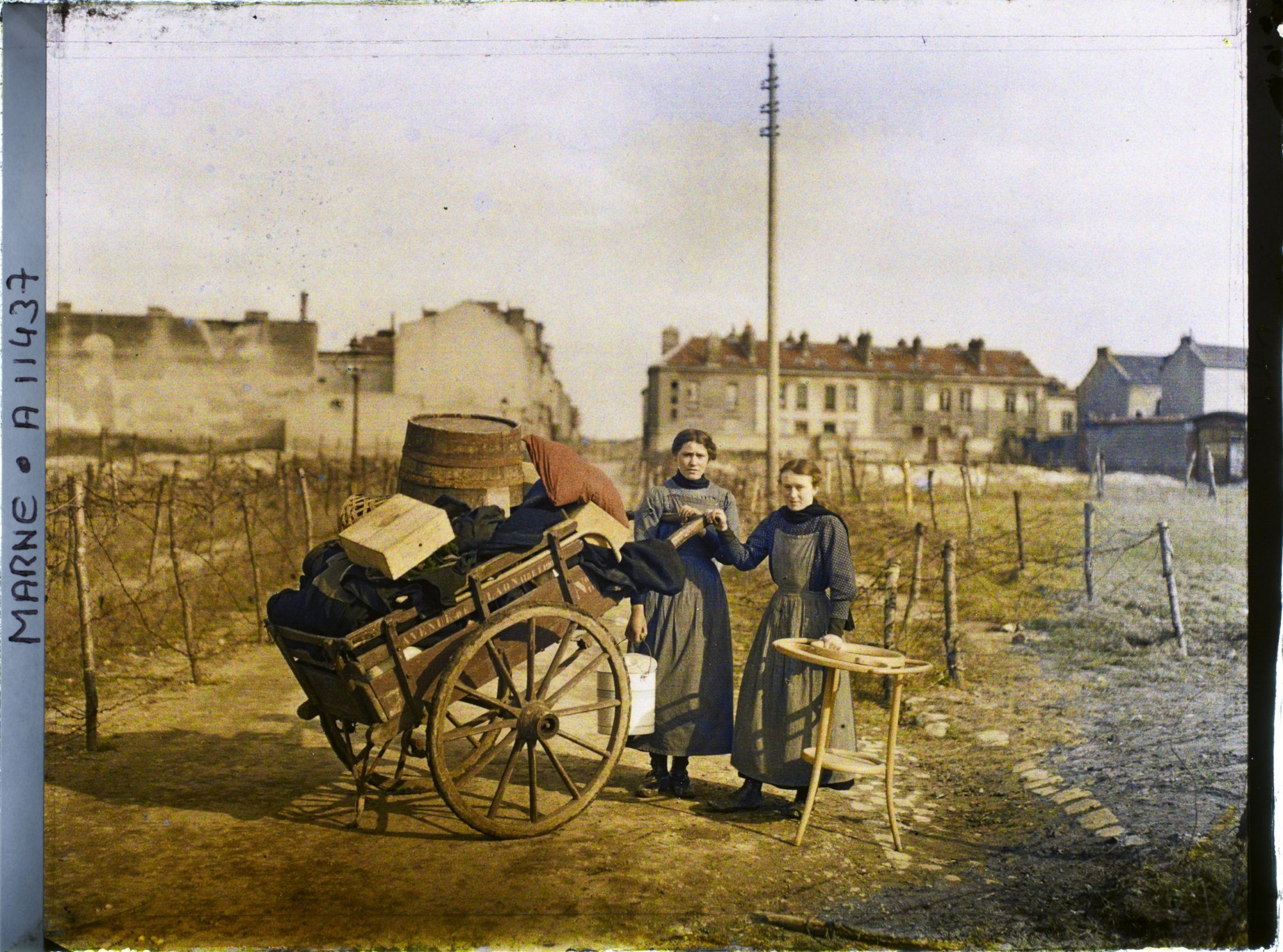Image représentant Femmes déménageant, place Nicolas Bergier